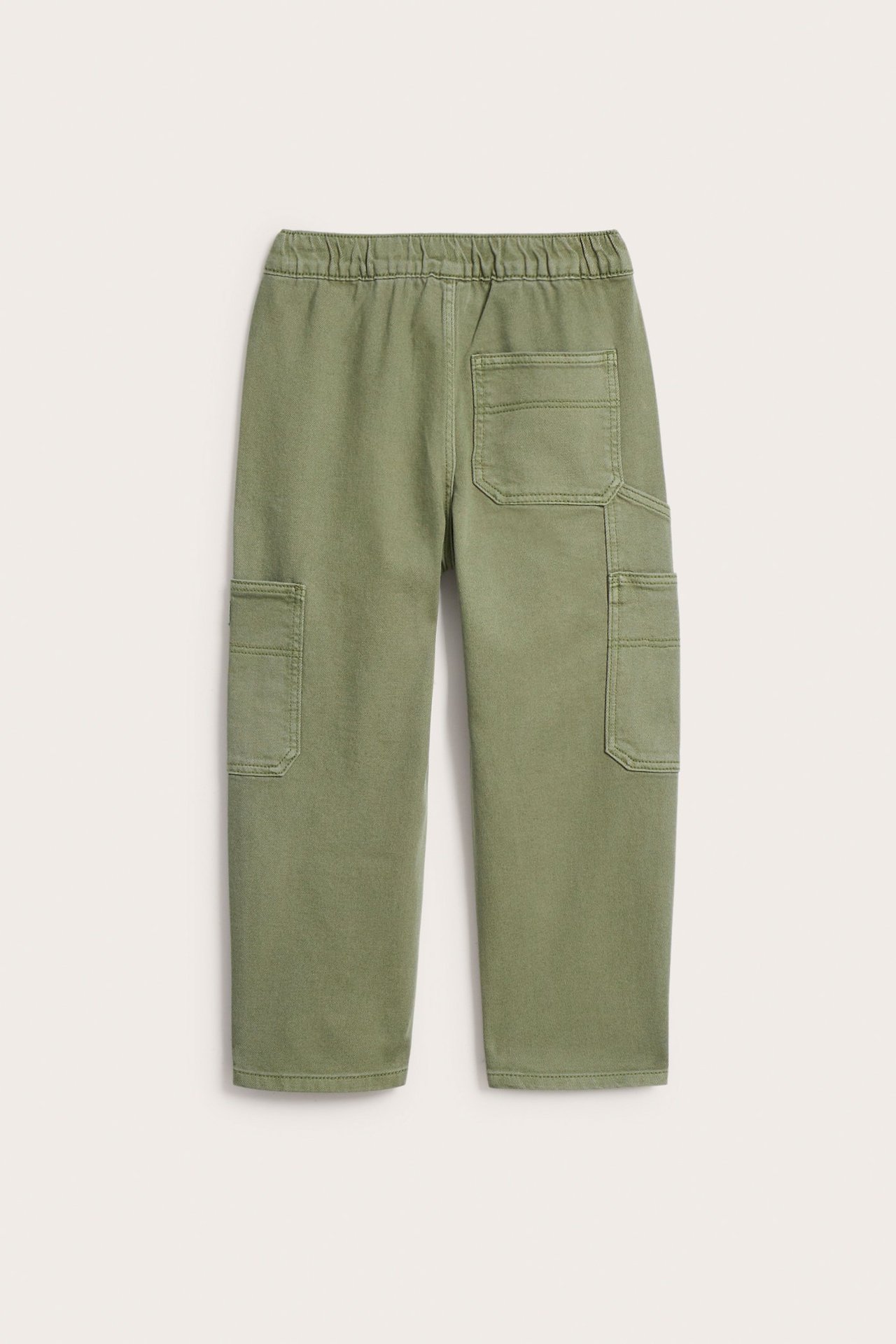 Bakifrån: mörkgröna enfärgade cargobyxor i bomull för barn med resårmidja, bak- och sidofickor.