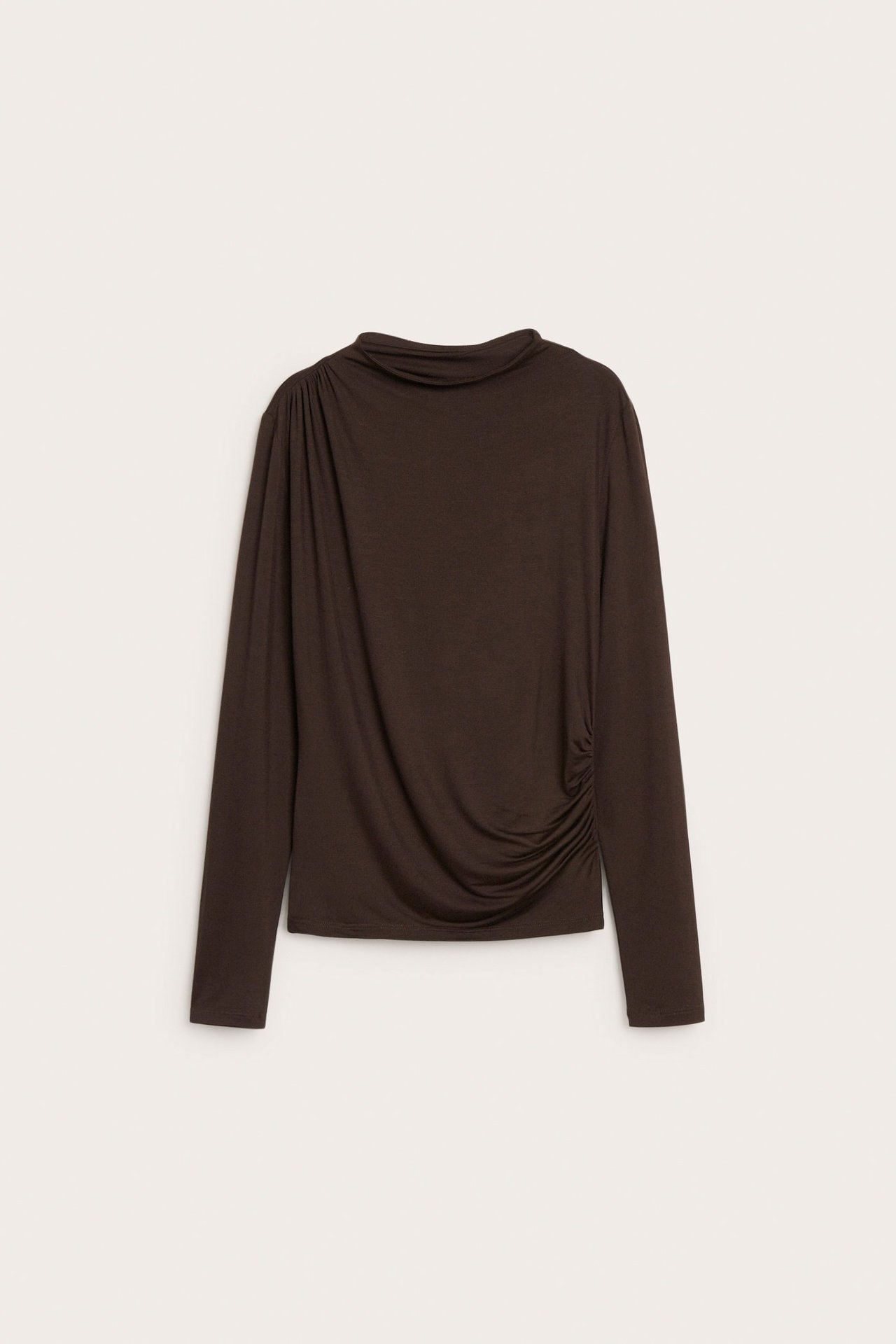 Widok z przodu: Ciemnobrązowy top z długim rękawem z wiskozy z drapowaniem na ramieniu i boku.
