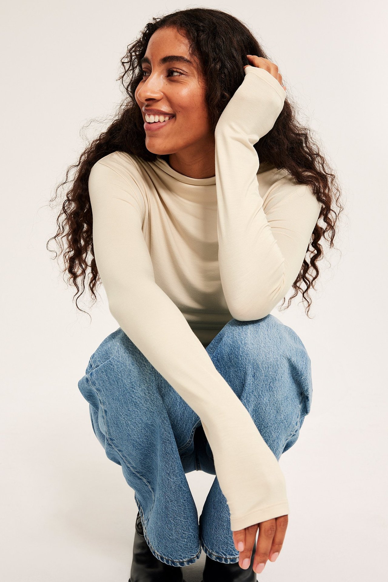 Beżowa długa koszulka z viscose, kobieta, front.