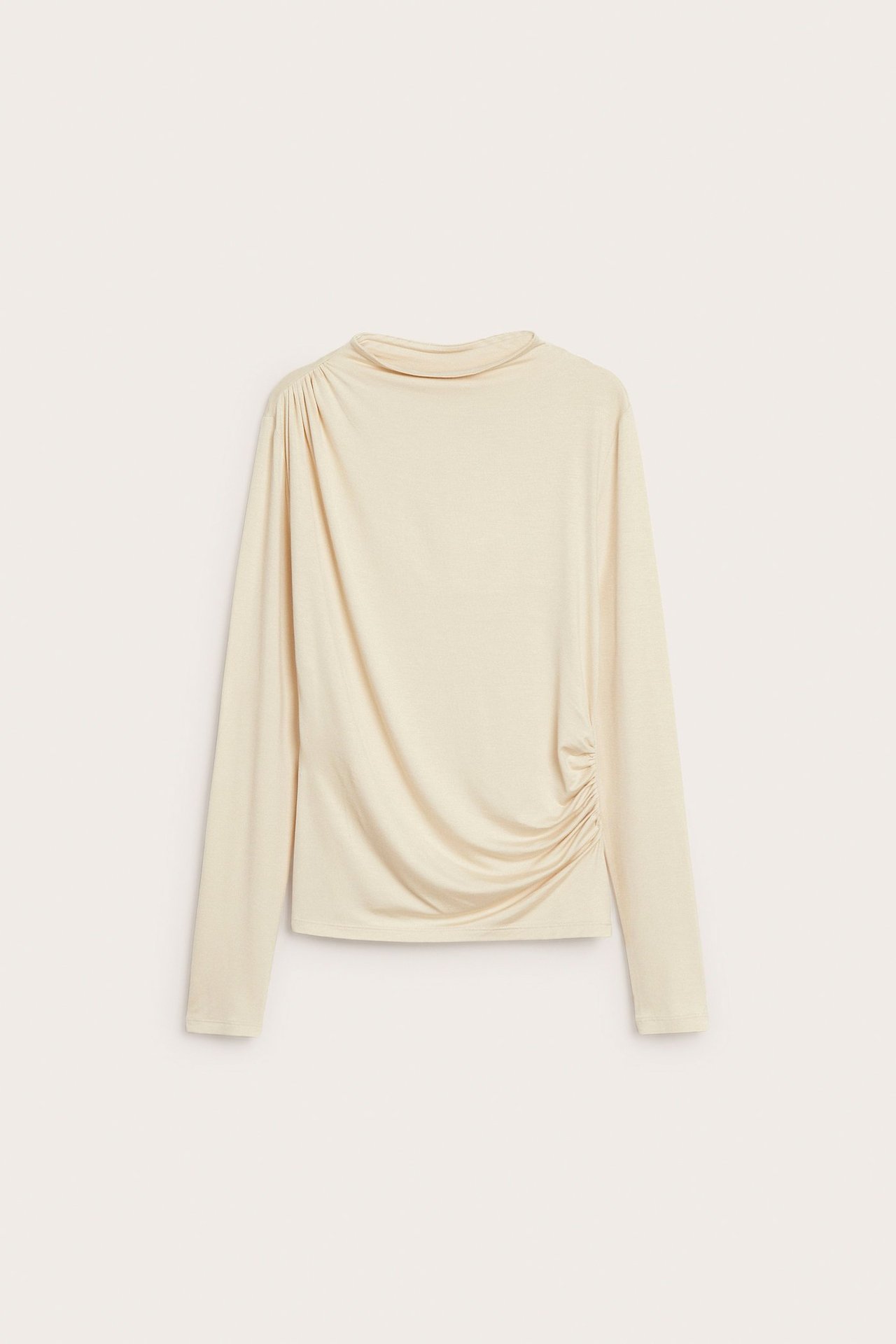 Widok z przodu: Jasnobeżowy, długi rękaw, top z wiskozy, z drapowanym kołnierzem i marszczeniami.