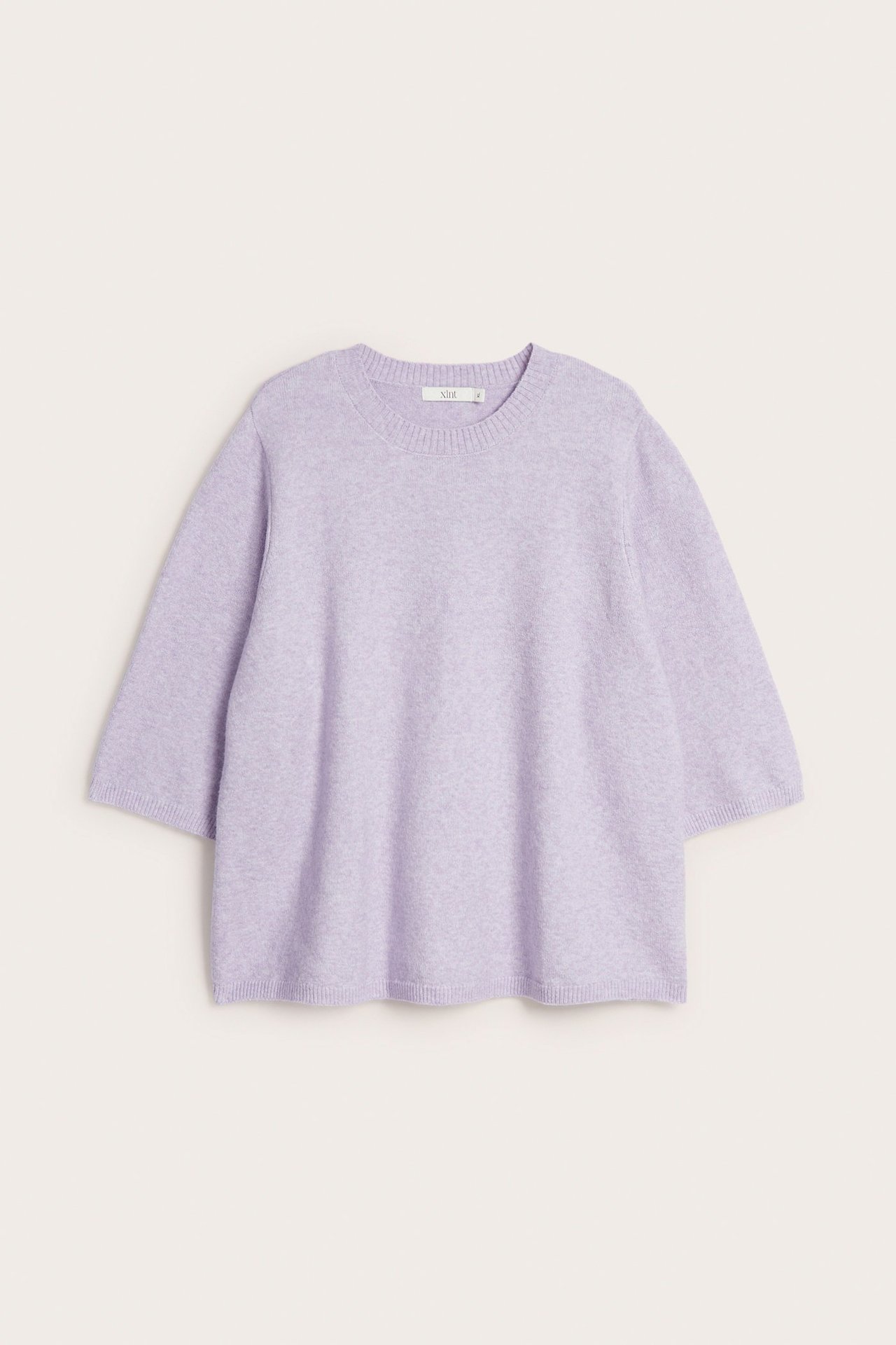 Edestä kuvattu vaaleanlila meleerattu neule-t-paita, jossa on 3/4-hihat ja pyöreä pääntie.
