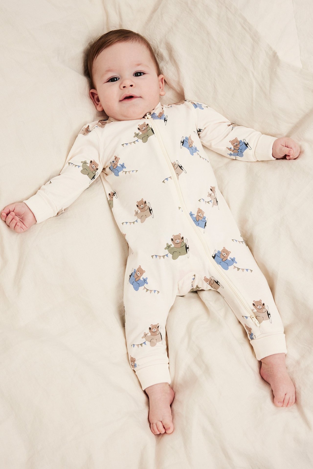 Vauva luonnonvalkoisessa nallekuvioisessa puuvillaromperissa, 2-suuntainen vetoketju, pidennetty resori.