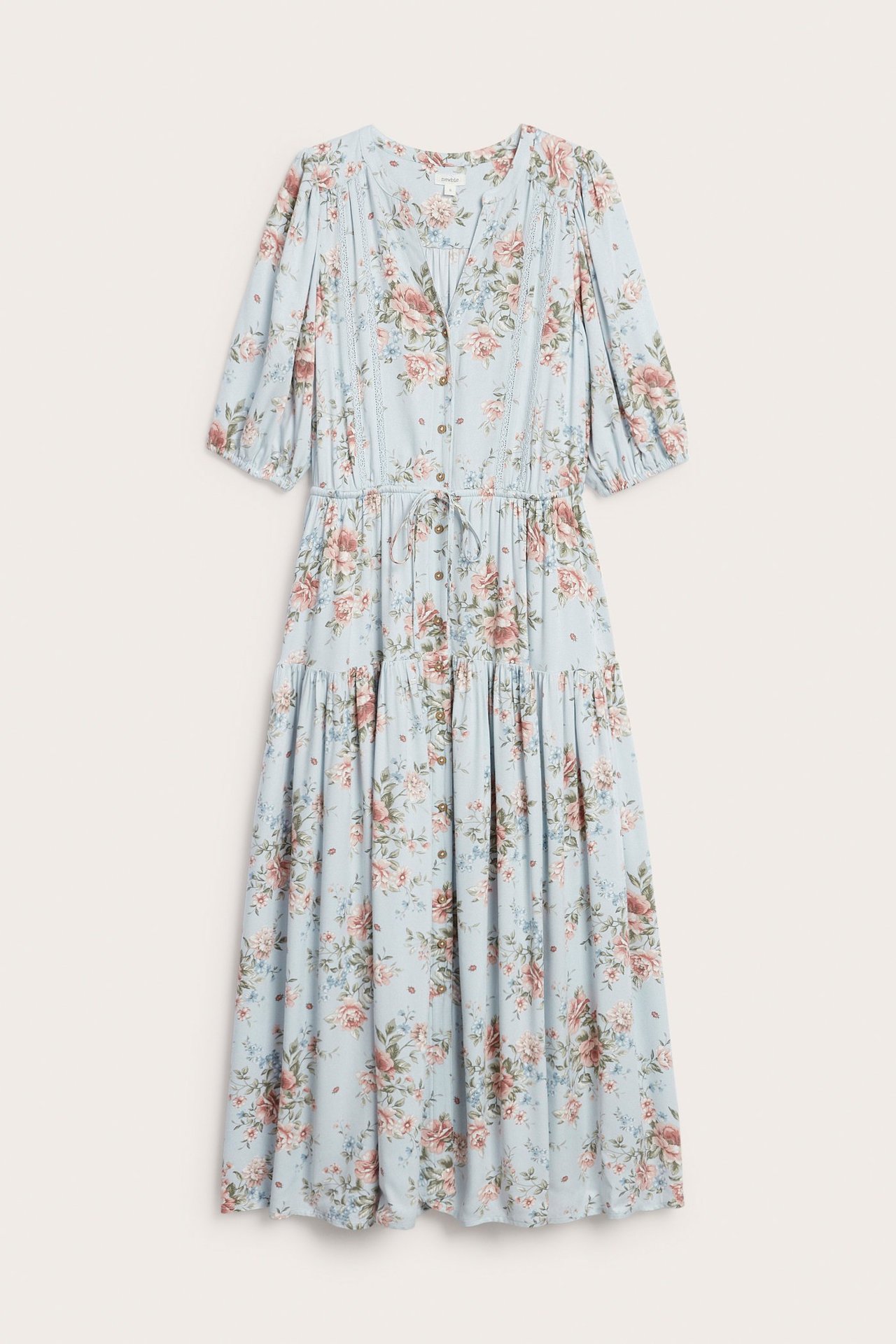 Widok z przodu: jasnoniebieska kwiecista sukienka wiskozowa z guzikami, koronką i wiązaną talią.