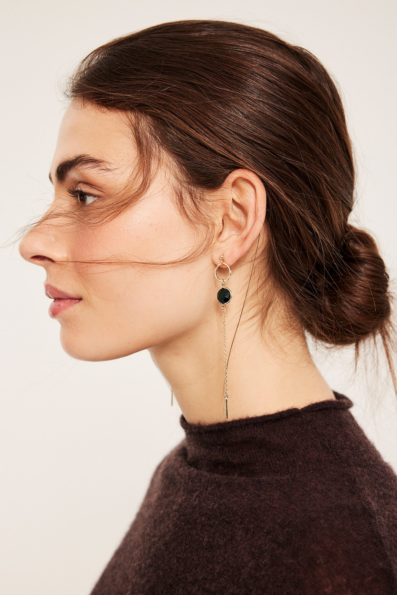 Örhängen med svarta glasdetaljer