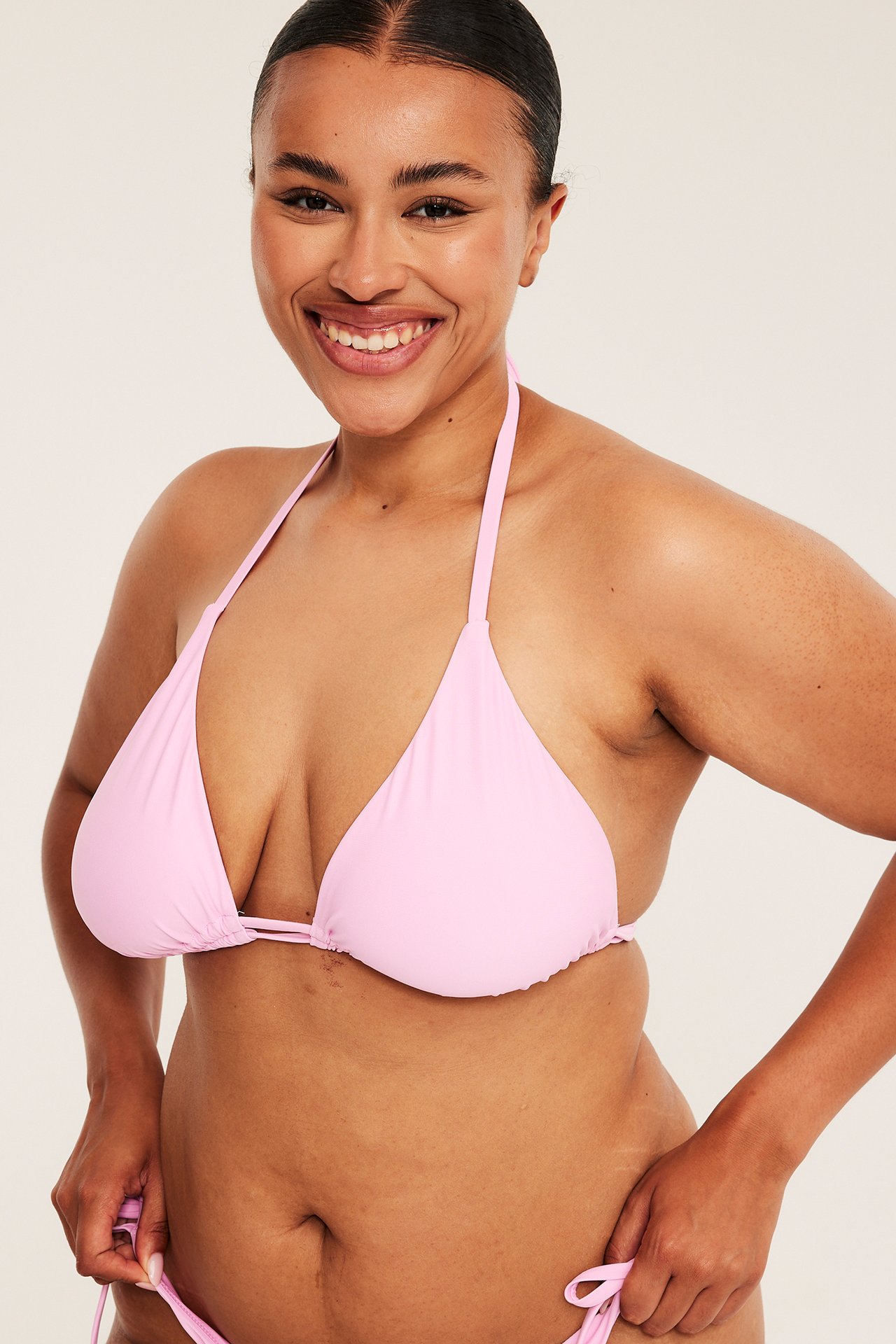 Topattu kolmiomallinen bikiniyläosa