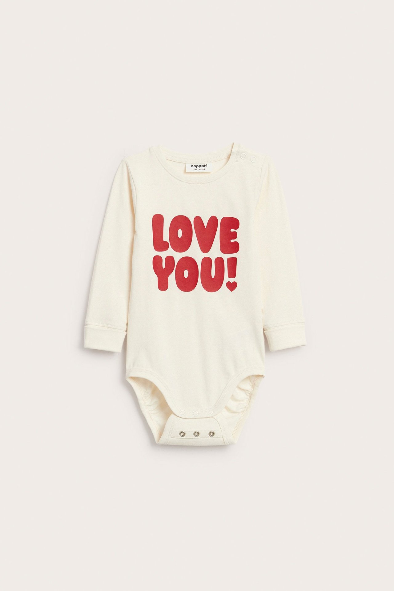 Edestä, luonnonvalkoinen vauvan pitkähihainen body, jossa punainen 'LOVE YOU!'-painatus ja nepparit.