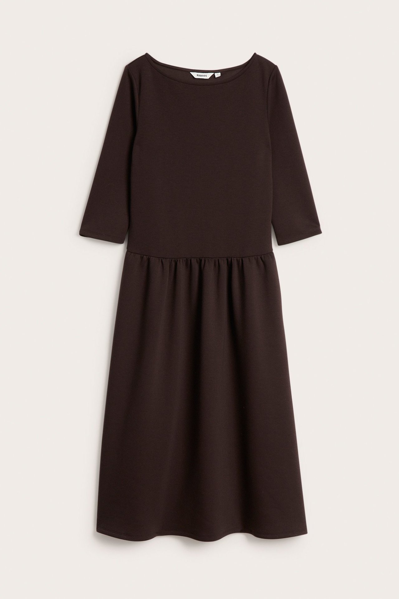 Edestä: tummanruskea jersey-fit & flare -midimekko kolmevarttisilla hihoilla ja venepääntiellä.