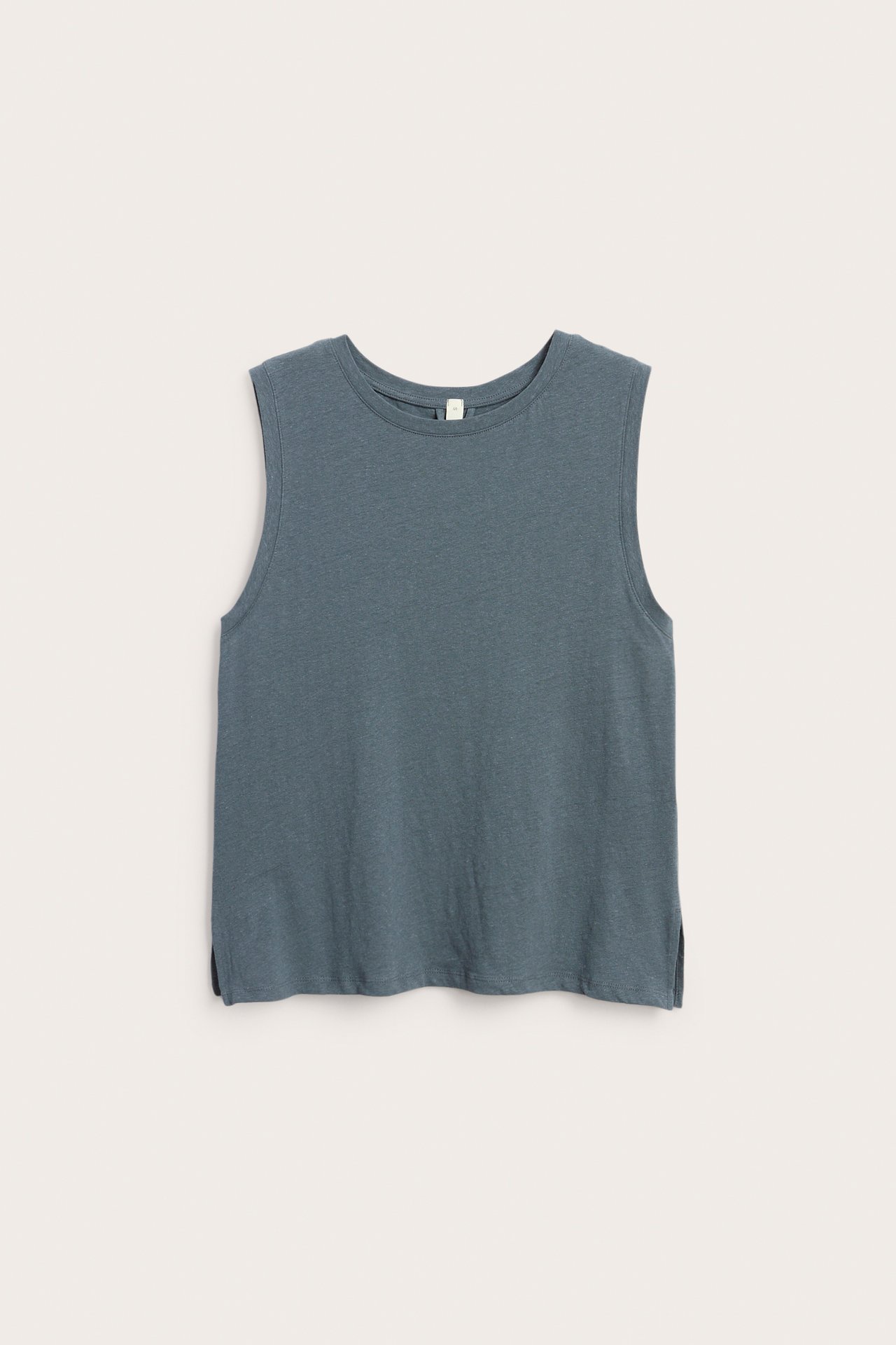 Widok z przodu: niebieski top z bawełny i lnu, z okrągłym dekoltem i bocznymi rozcięciami.