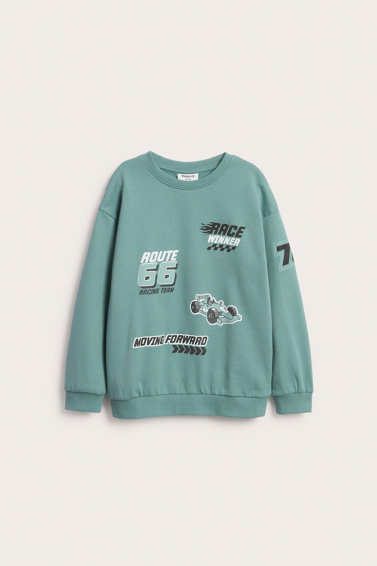 Frontvisning av en lys grønn bomullssweatshirt for barn med racingtrykk og ribbekanter.