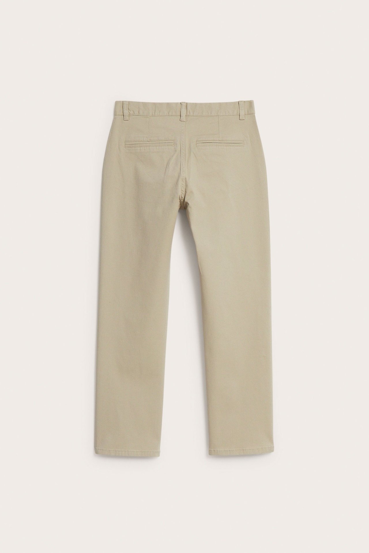 Takakuva, beiget lasten joustavat puuvillachinot takataskuilla.