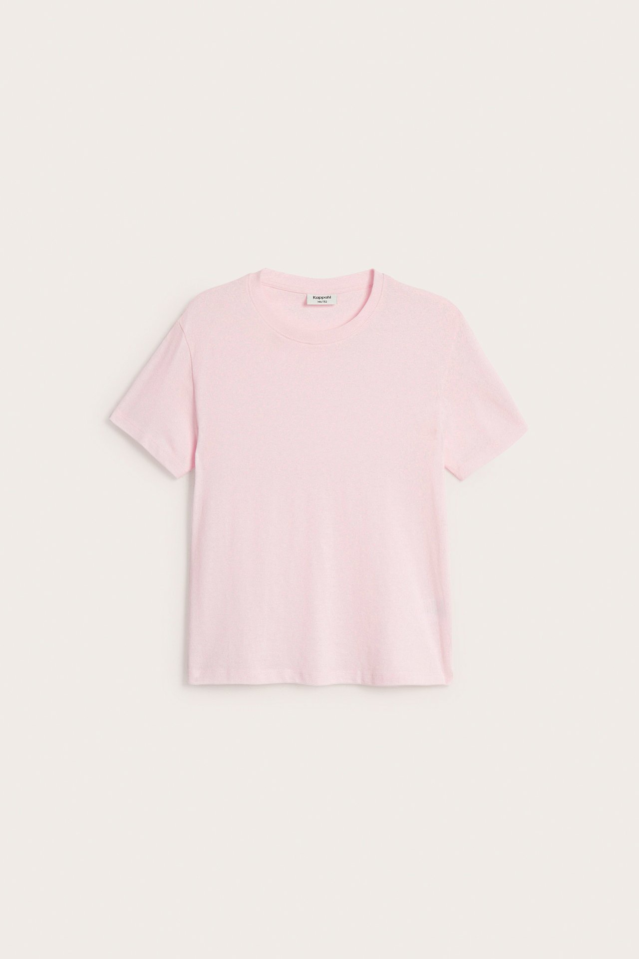 Vaaleanpunainen, yksivärinen lyhythihainen puuvillapaita pyöreällä pääntiellä, edestä nähtynä.