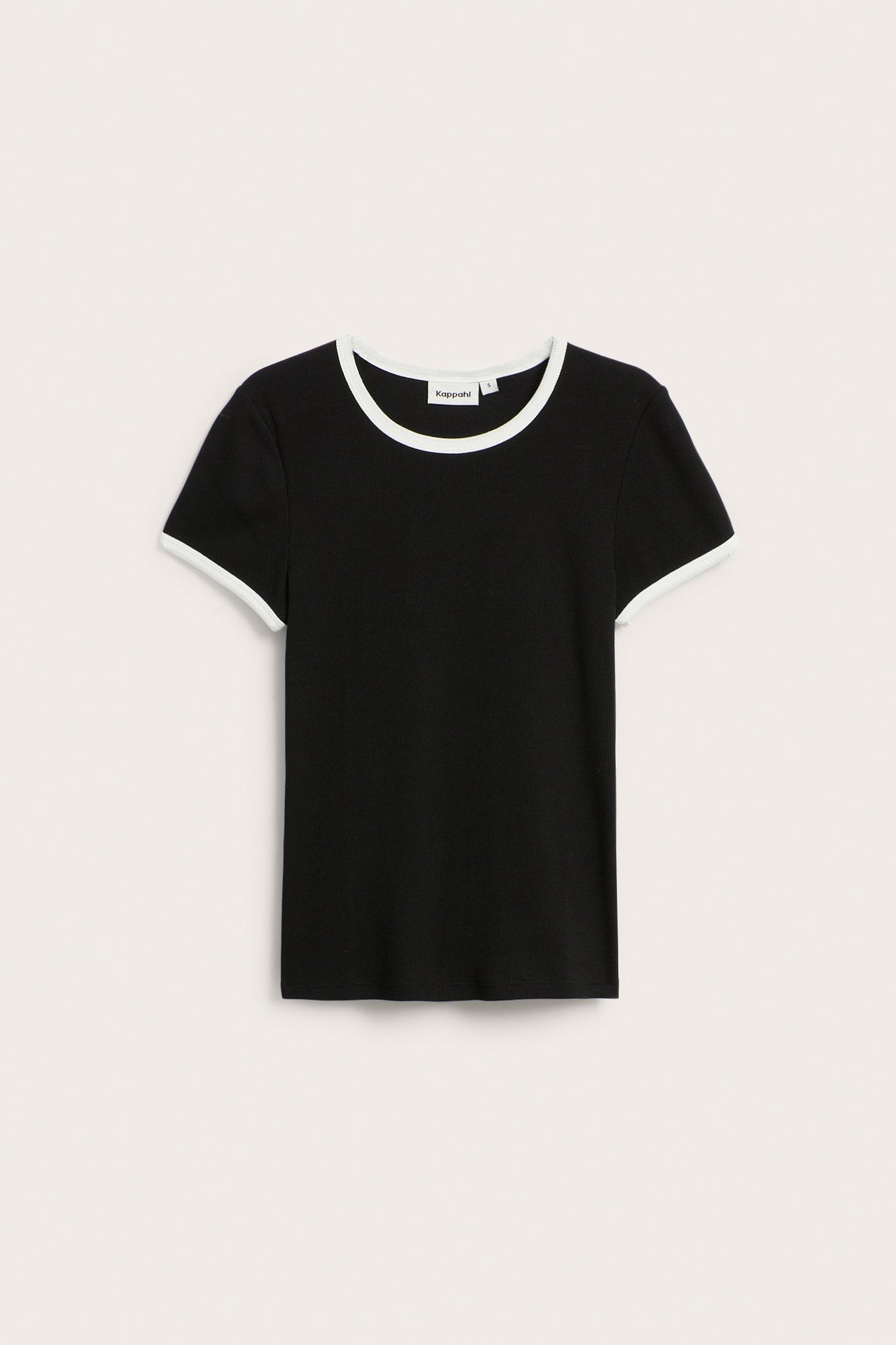 Widok z przodu czarnego prążkowanego topu z krótkim rękawem i białymi kontrastowymi lamówkami.