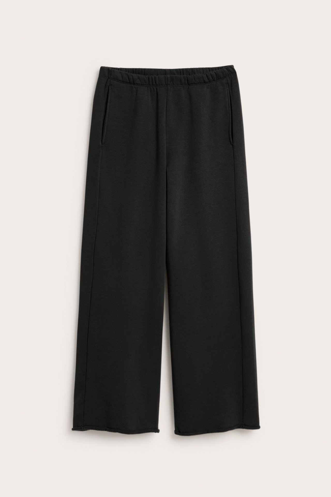 Edestäpäin mustat suorat neulejoggerit, joissa joustava vyötärö, sivutaskut ja pesty ilme.