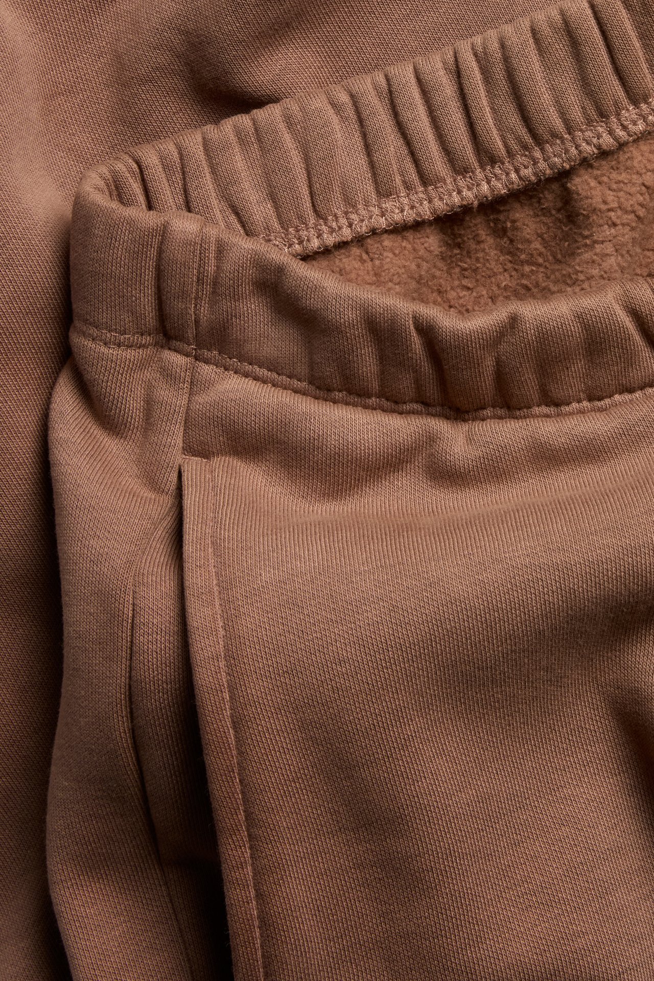 Suorat collegehousut