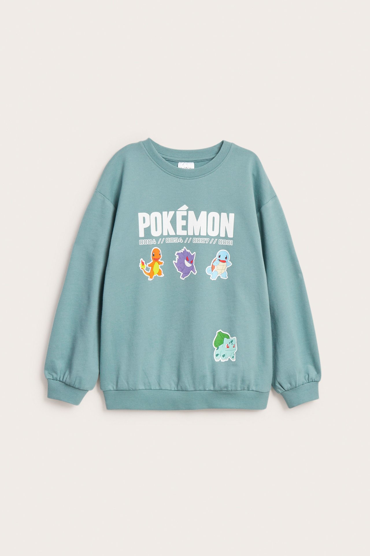 Framifrån en ljusgrön bomulls-sweatshirt för barn med Pokémon-tryck framtill.