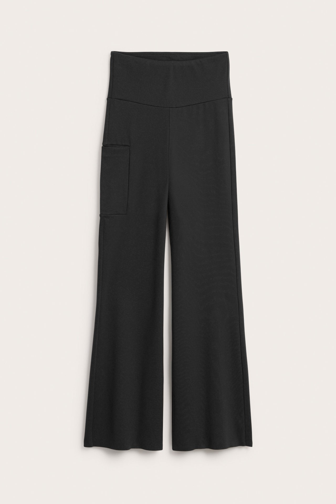 Edestä päin mustat bootcut-treenitrikoot polyesteri-elastaanisekoitetta, joissa on sivutasku.