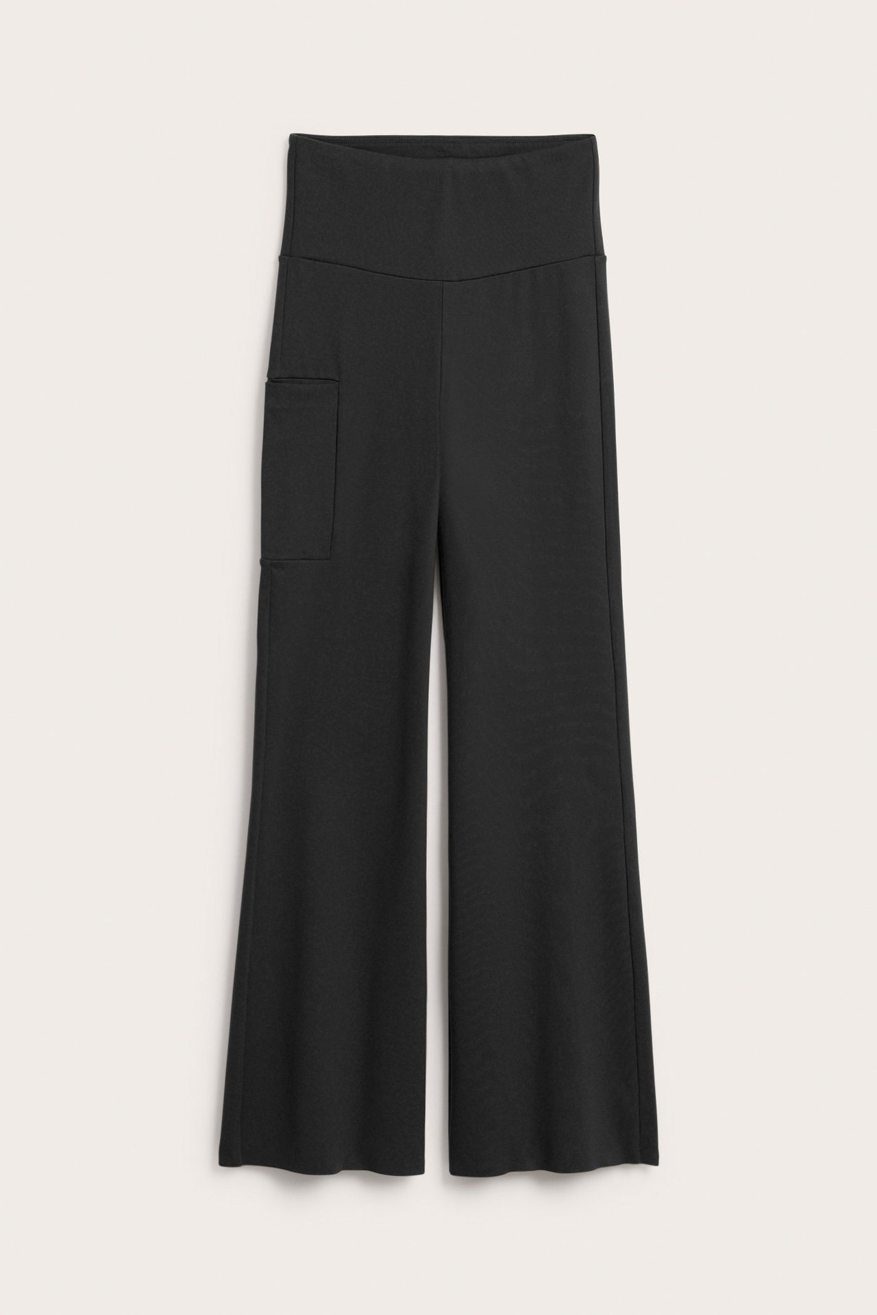 Edestä päin mustat bootcut-treenitrikoot polyesteri-elastaanisekoitetta, joissa on sivutasku.