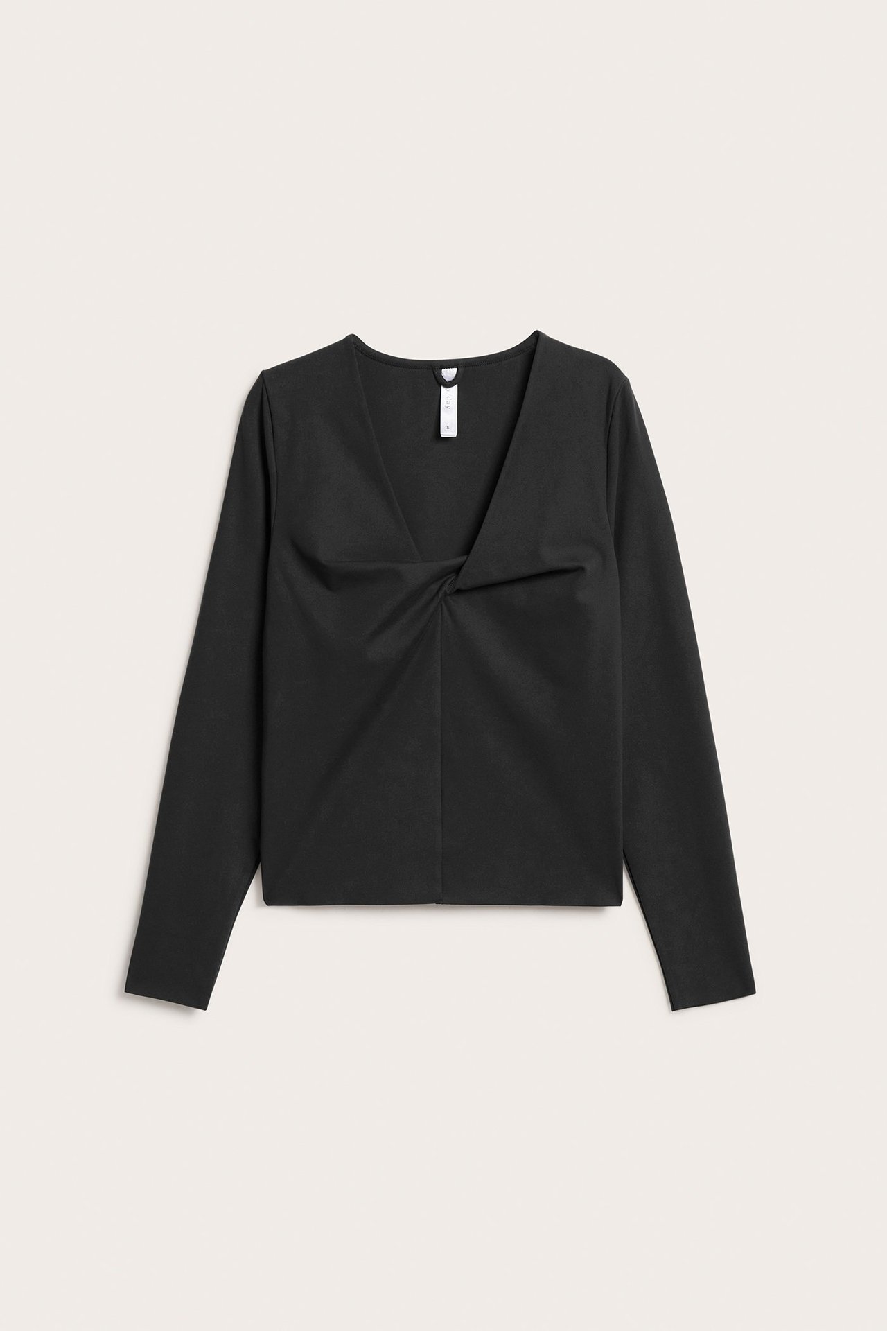 Frontbilde av en svart langermet jerseytreningsgenser med knyttet V-hals.