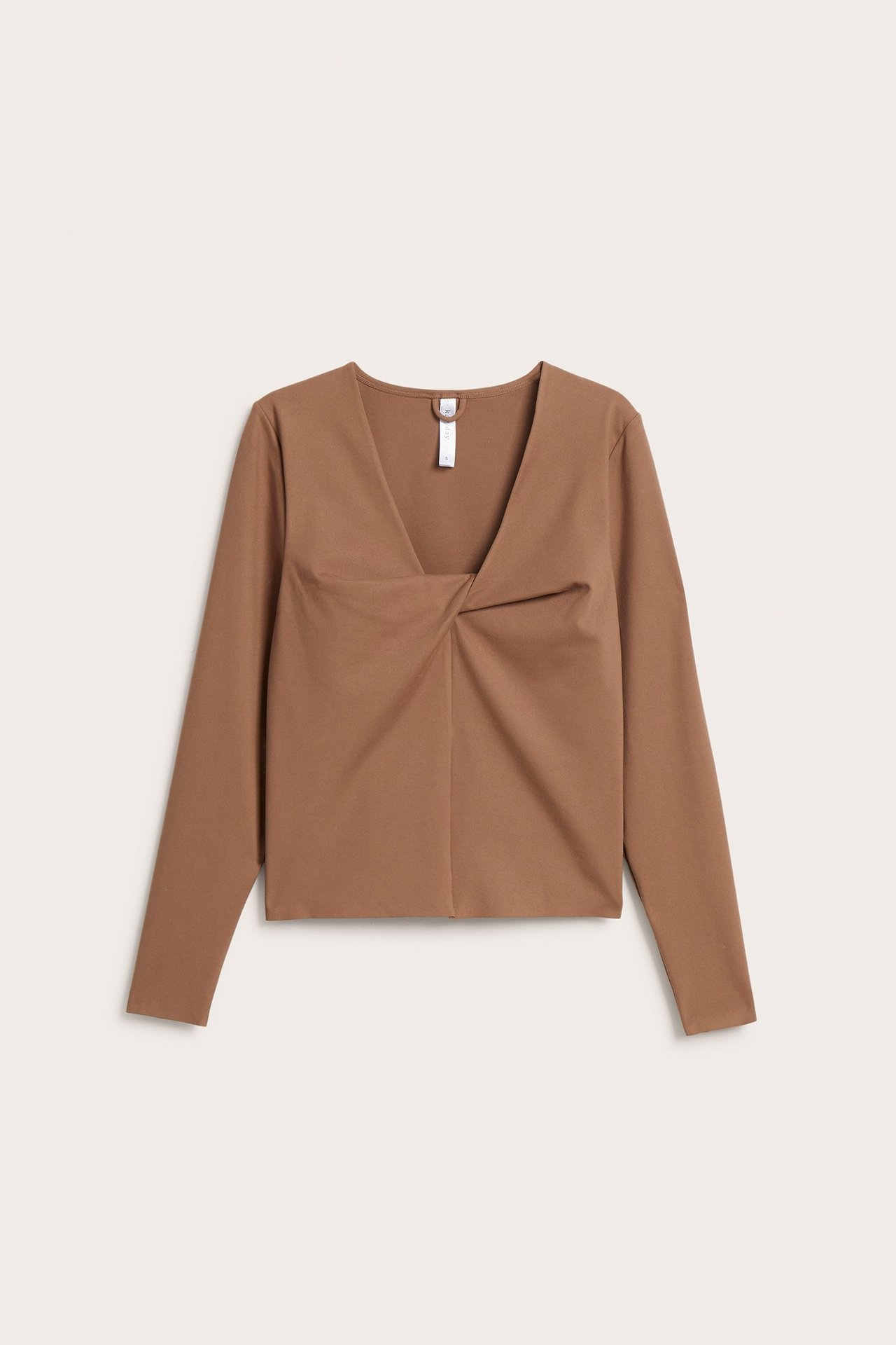 Forfra, brun langermet treningstopp i jersey med knyttet V-hals og innebygd sports-BH.