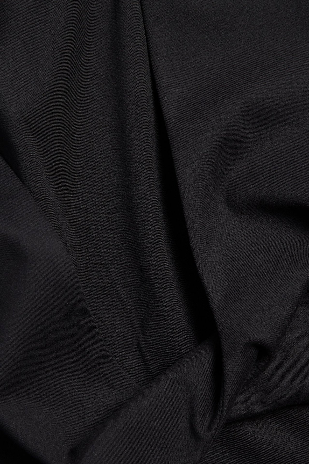 Närbild av svart mjuk stretchjersey med matt yta och diskret diagonal struktur.