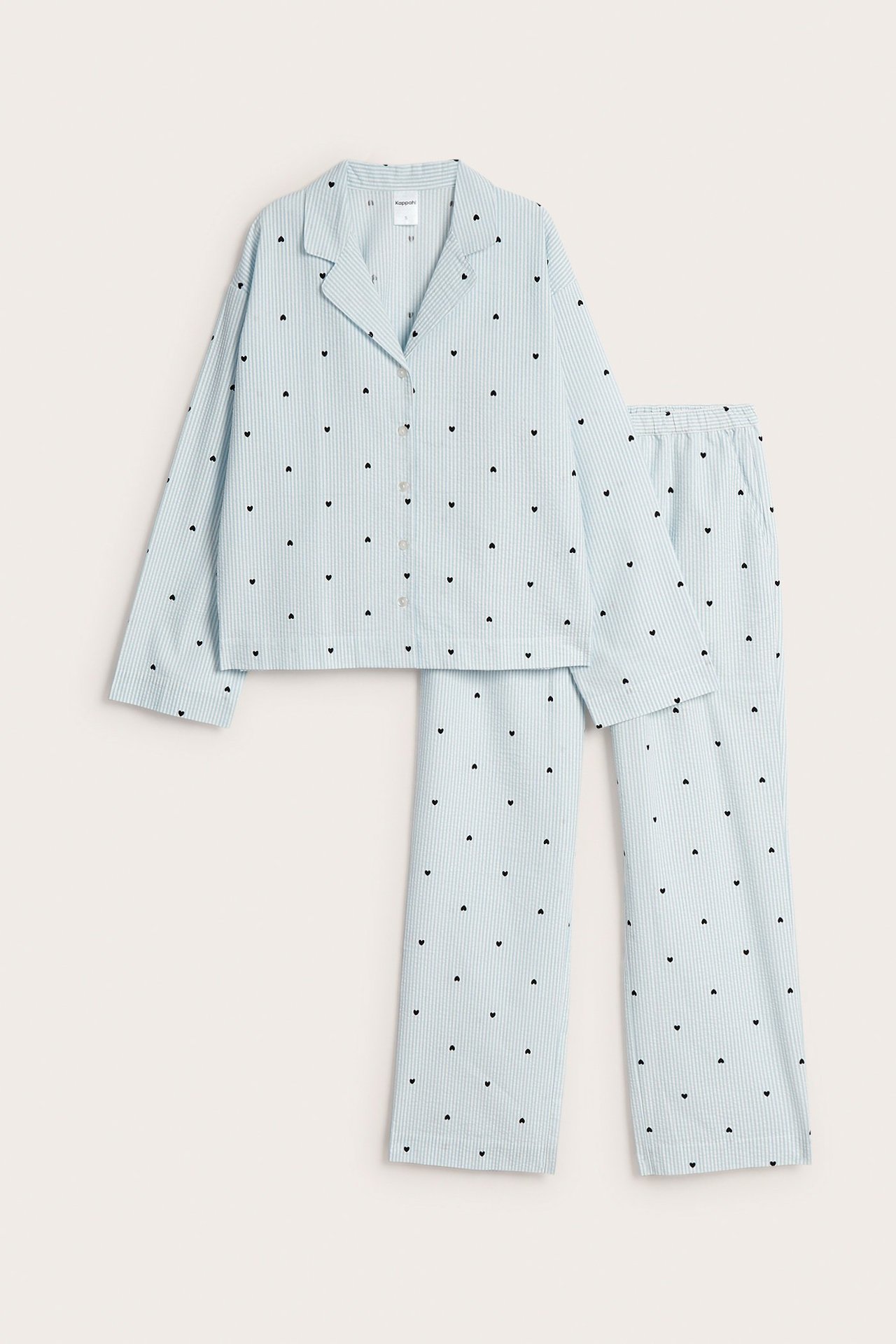 Edestäpäin, vaaleansininen raidallinen puuvillapyjama mustilla sydämillä, sisältäen napitettavan paidan ja housut.