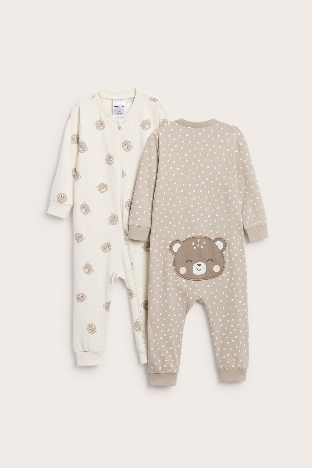 Dwa pajacyki niemowlęce: ecru z misiami, zamkiem dwukierunkowym; beżowy w kropki z aplikacją misia.