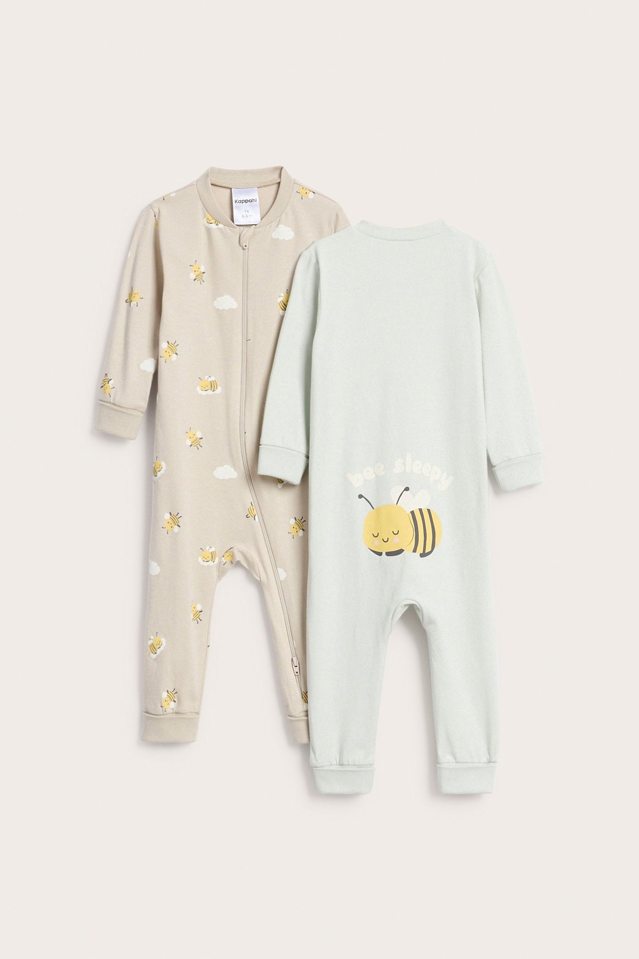Widok z przodu: Dwa pajacyki dla niemowląt, beżowy we wzór pszczół z dwukierunkowym zamkiem i jasnozielony z nadrukiem śpiącej pszczoły.