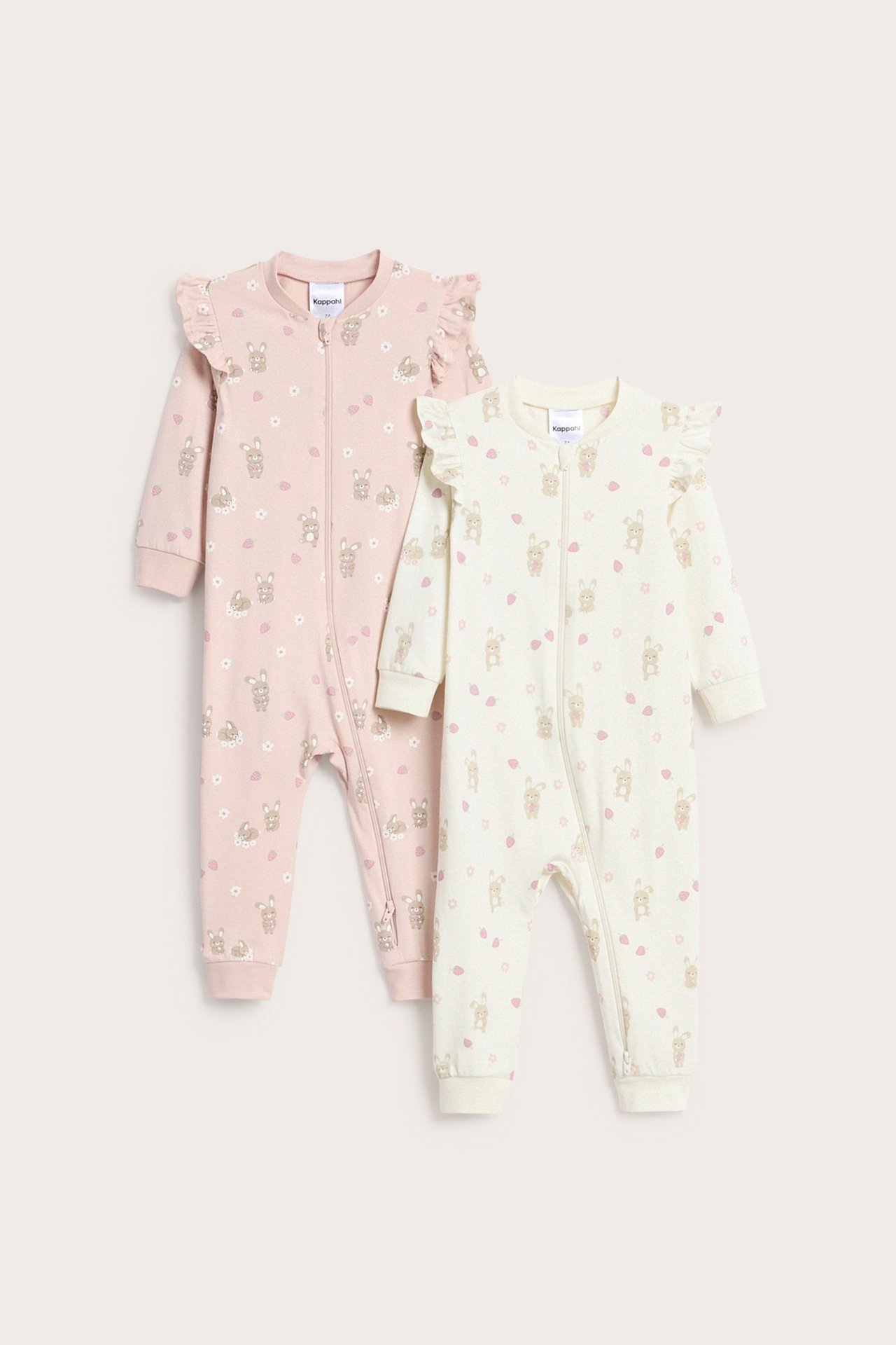Widok z przodu: Ecru pajacyk niemowlęcy w króliczki, z falbankami, dwukierunkowym zamkiem, oraz różowy pajacyk.