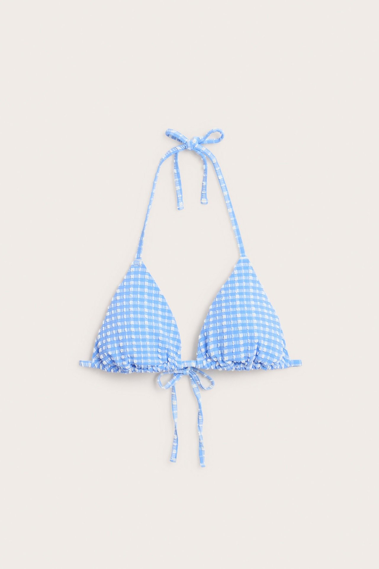 Widok z przodu jasnoniebieskiego, biało-kratkowanego biustonosza bikini typu trójkąt, wiązanego.