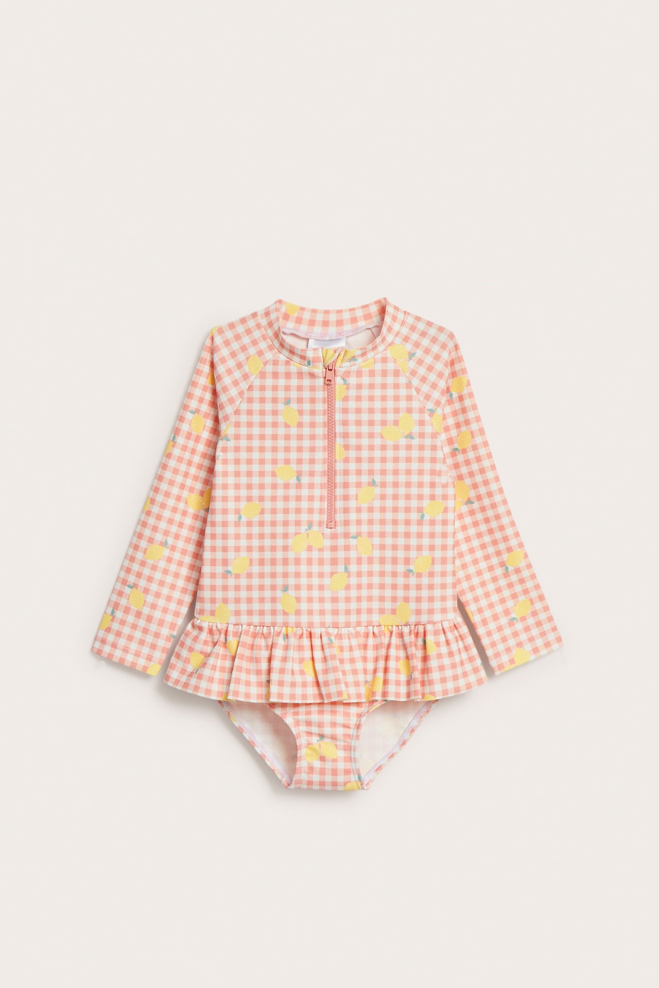 Widok z przodu: Różowy, długi rękaw, kostium kąpielowy dla niemowląt z cytrynowym nadrukiem, kratką, falbanką i zamkiem.