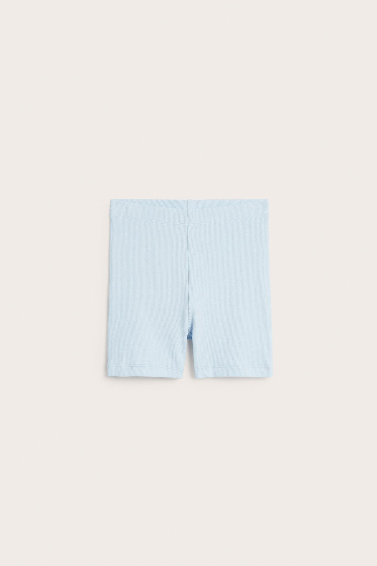 Frontvy av ljusblå enfärgade ribbade cykelshorts.