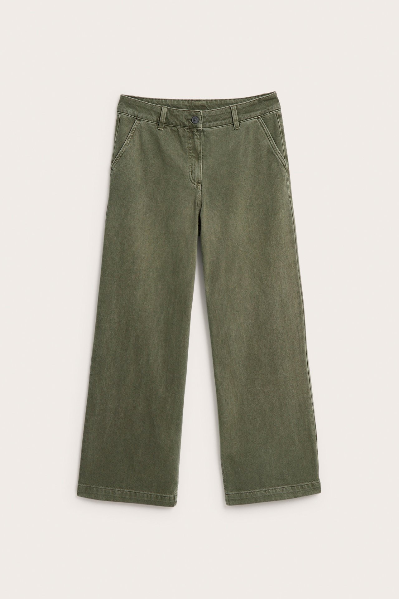 Edestäpäin, vihreät leveälahkeiset twill-housut taskuilla, napilla ja vetoketjulla.