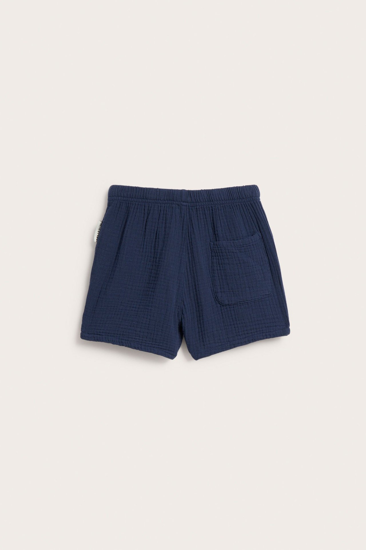 Bakifrån: blå muslinshorts med resår i midjan, sidfickor och en bakficka.