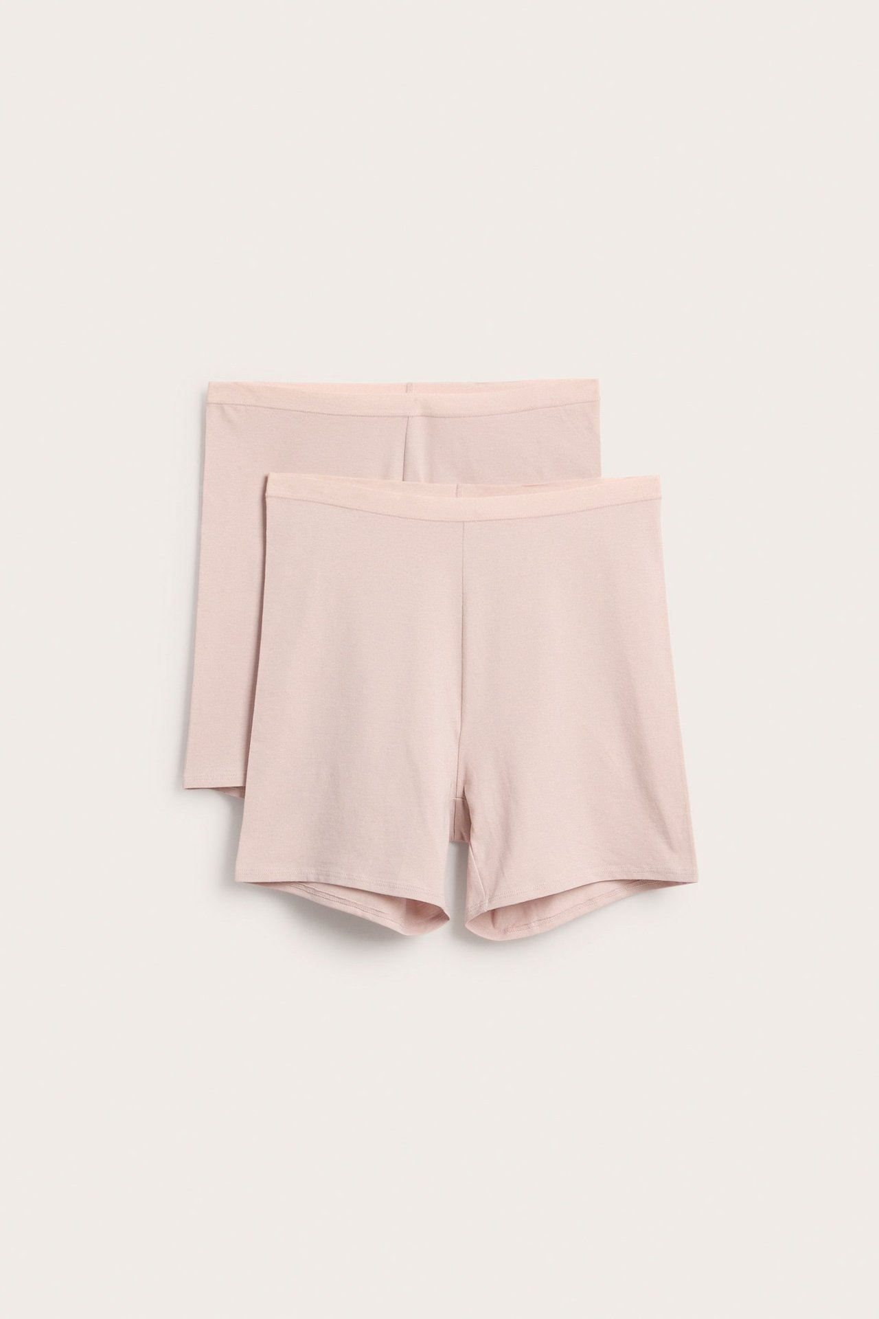 Forfra, to lysrosa bomullsshorts med myk elastisk midje, ensfarget.