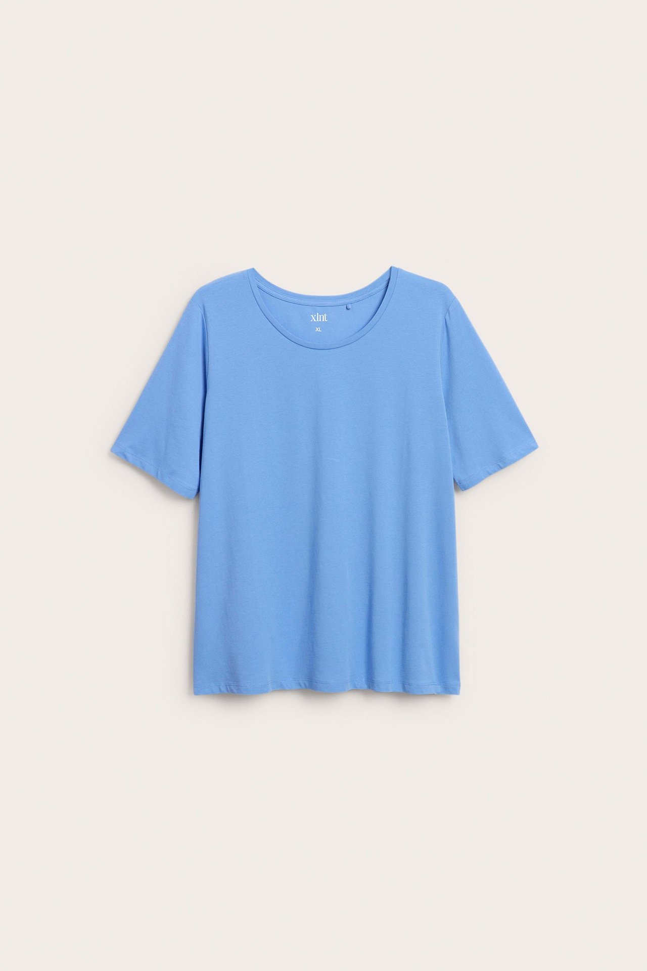 Widok z przodu: niebieski, gładki, luźny, damski T-shirt z krótkim rękawem i okrągłym dekoltem.