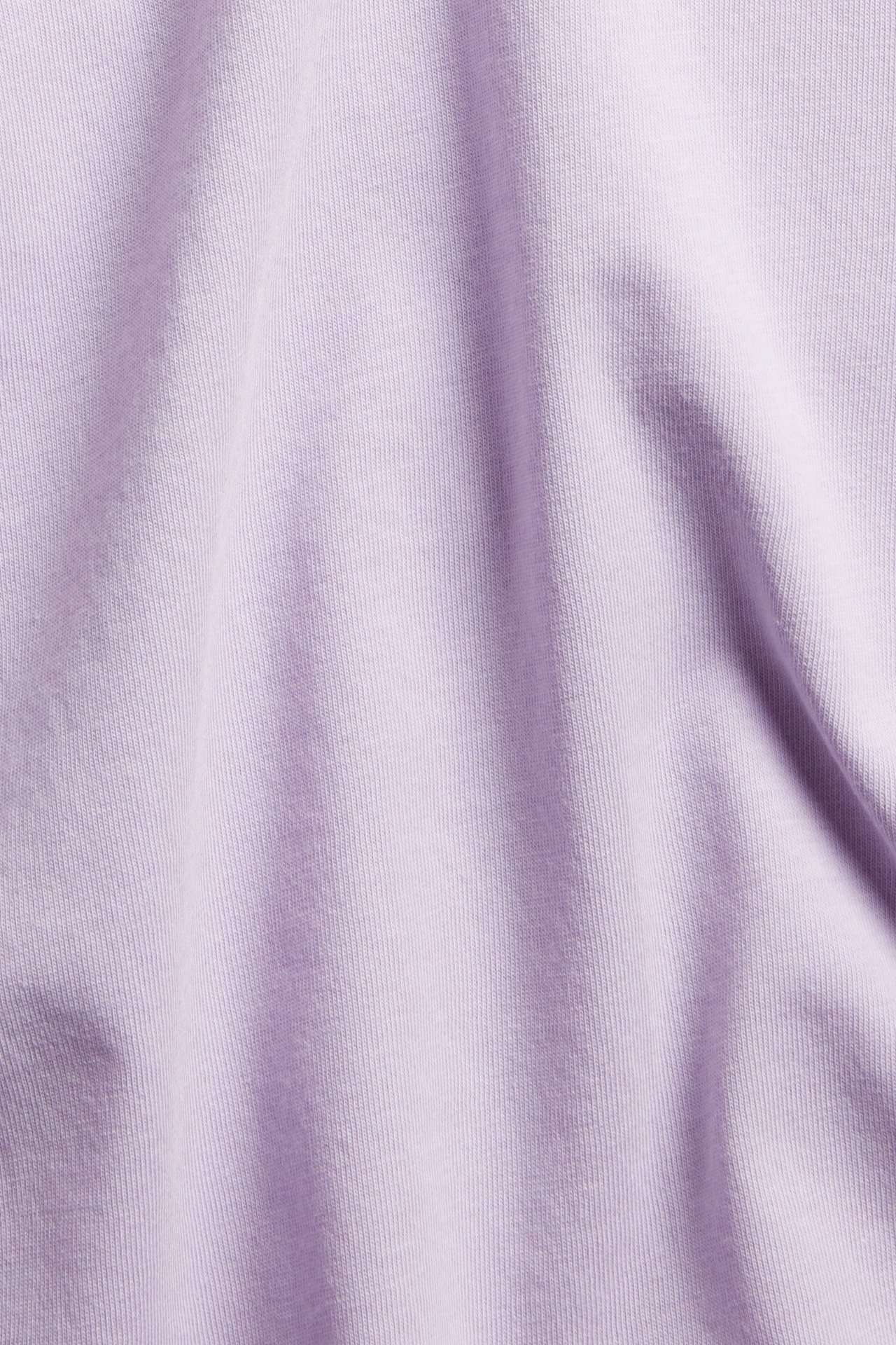 Zbliżenie na jasnofioletową tkaninę T-shirta z mieszanki bawełny, ukazujące jej miękką teksturę.
