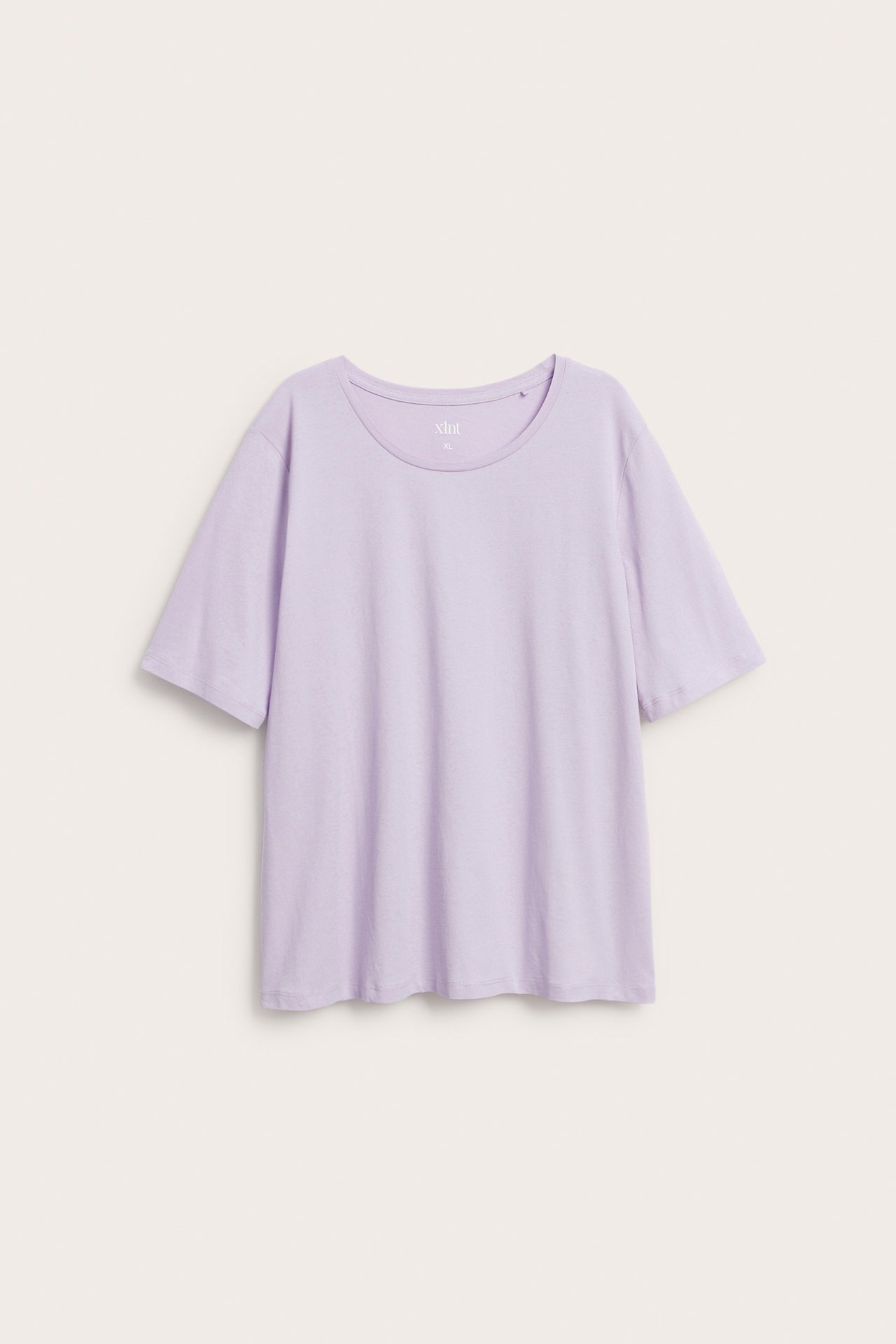 Widok z przodu jednolitego, jasnofioletowego T-shirtu z krótkim rękawem, okrągłym dekoltem i luźnym krojem.