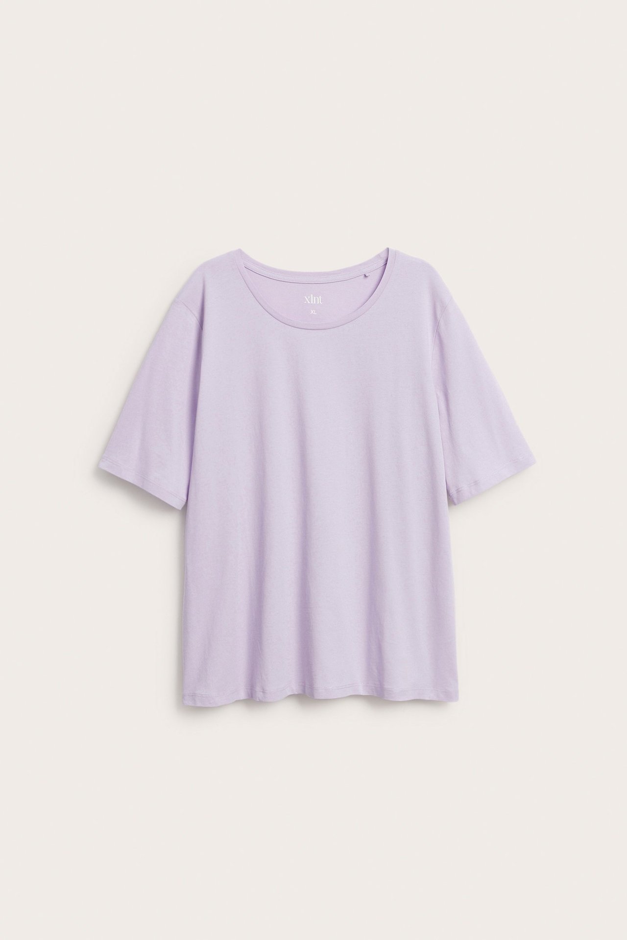 Widok z przodu jednolitego, jasnofioletowego T-shirtu z krótkim rękawem, okrągłym dekoltem i luźnym krojem.