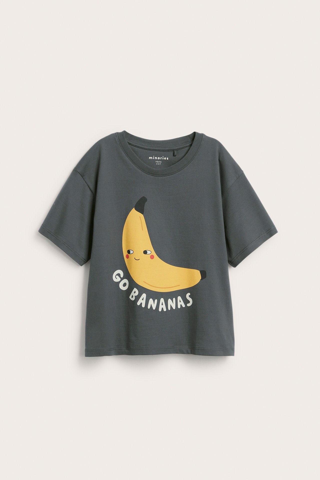 Frontvy av en mörkgrå bomulls-t-shirt för barn med gult banantryck och texten 'Go Bananas'.