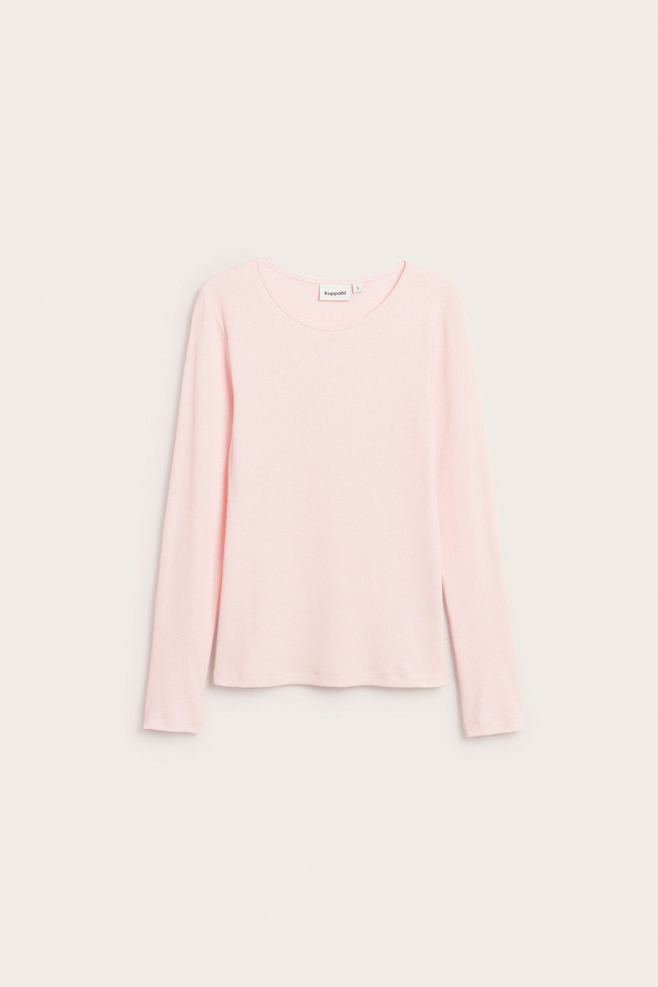 Forfra, en lys rosa ribbestrikket langermet topp med rund hals, liggende flatt.