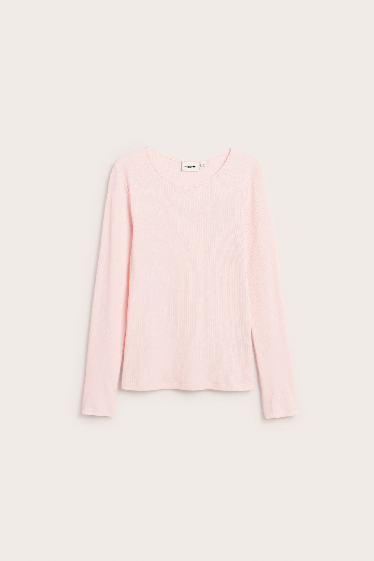 Widok z przodu jasnoróżowego prążkowanego topu z długim rękawem i okrągłym dekoltem, ułożonego płasko.