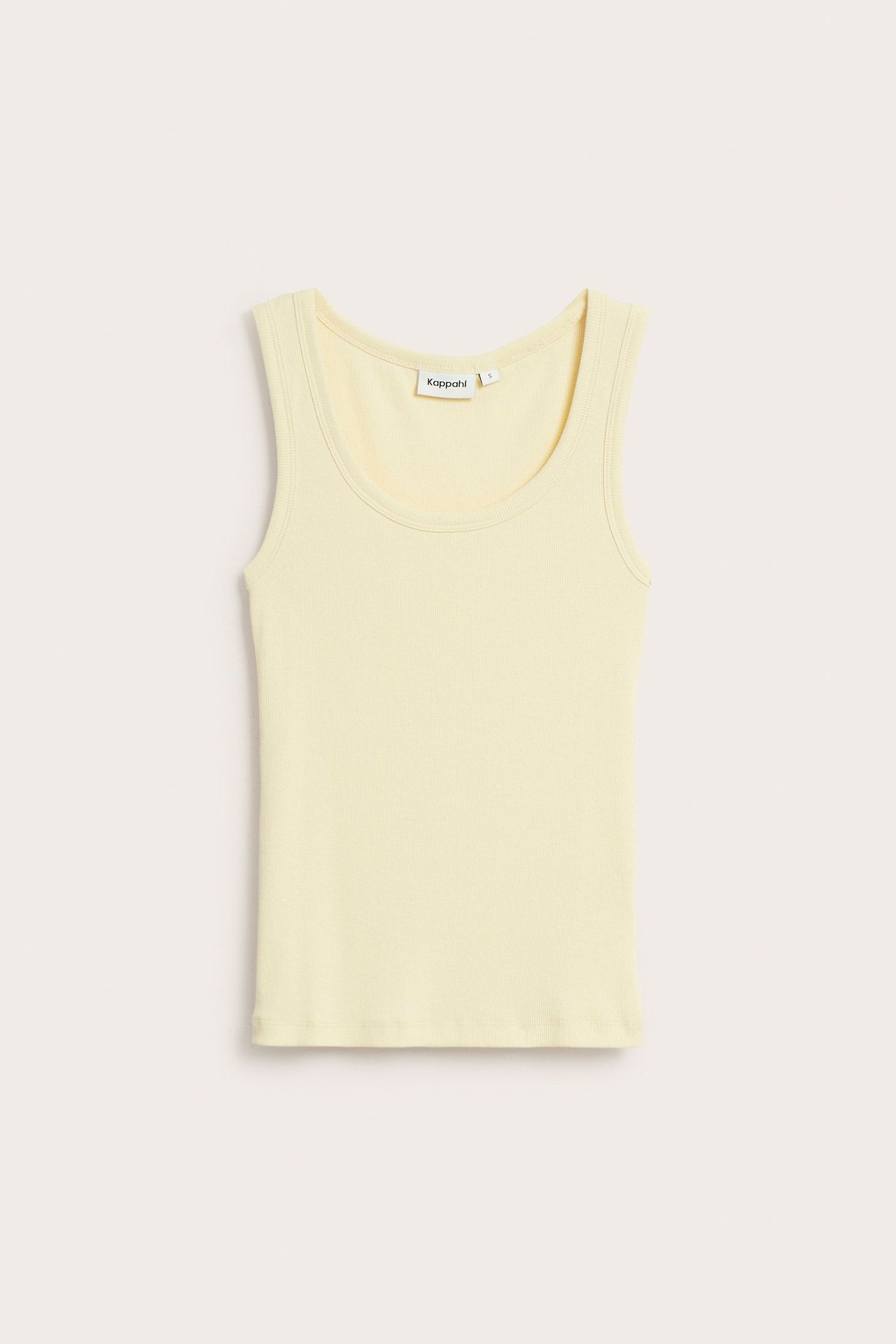 Forfra: Lys gul ribbet singlet med rund hals og smal passform for dame.