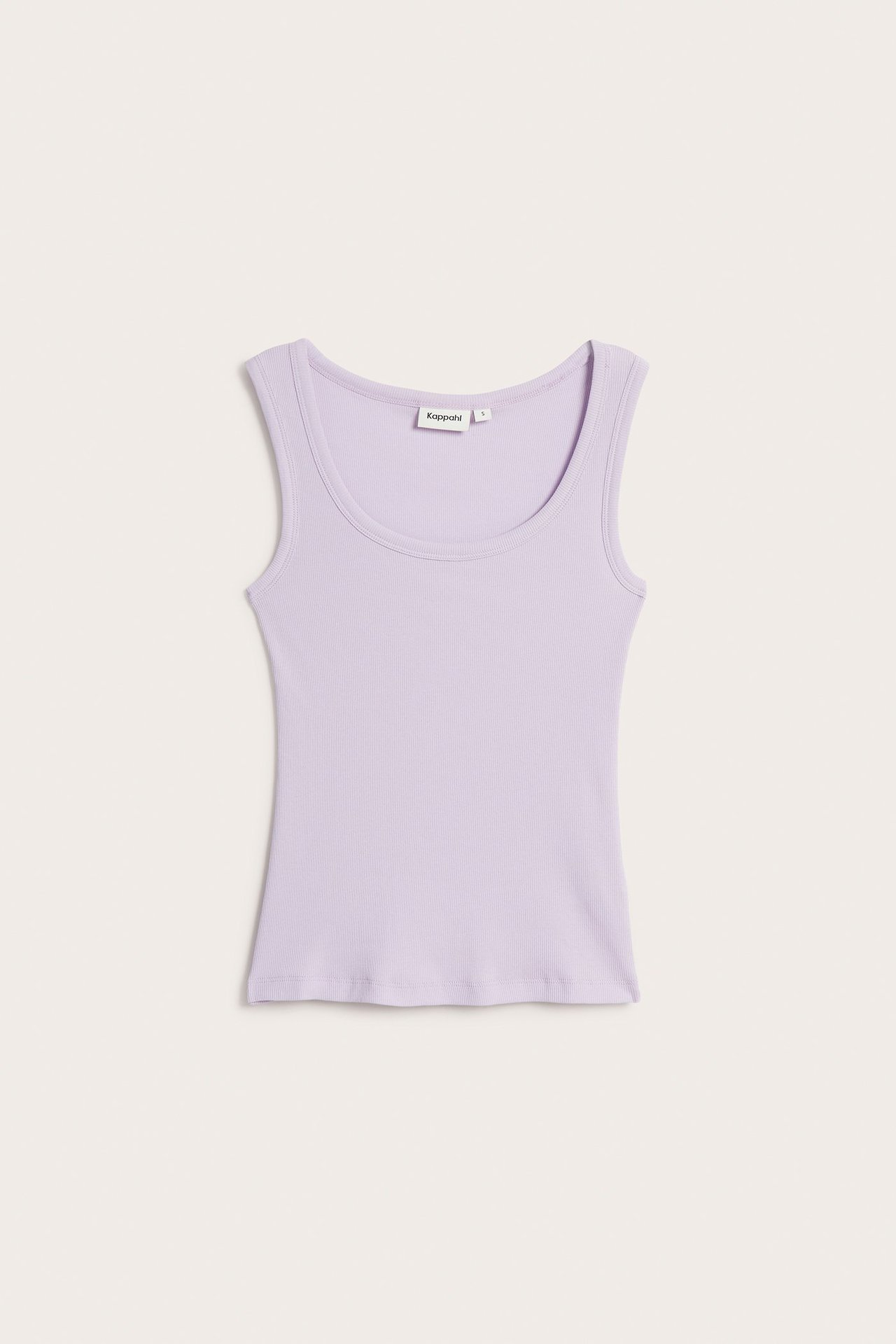 Edestä kuvattu vaaleanlila, ribattu puuvillainen toppi pyöreällä pääntiellä, slim fit.