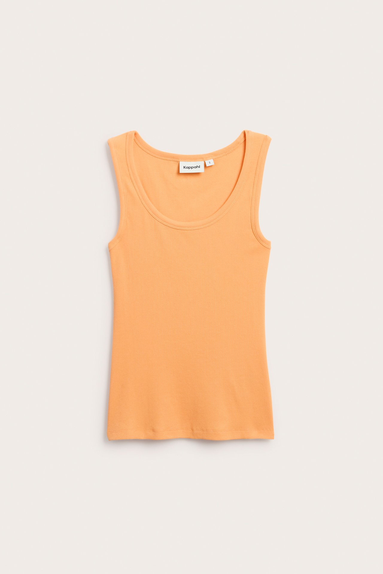 Framifrån: Orange ribbat linne med smal struktur.