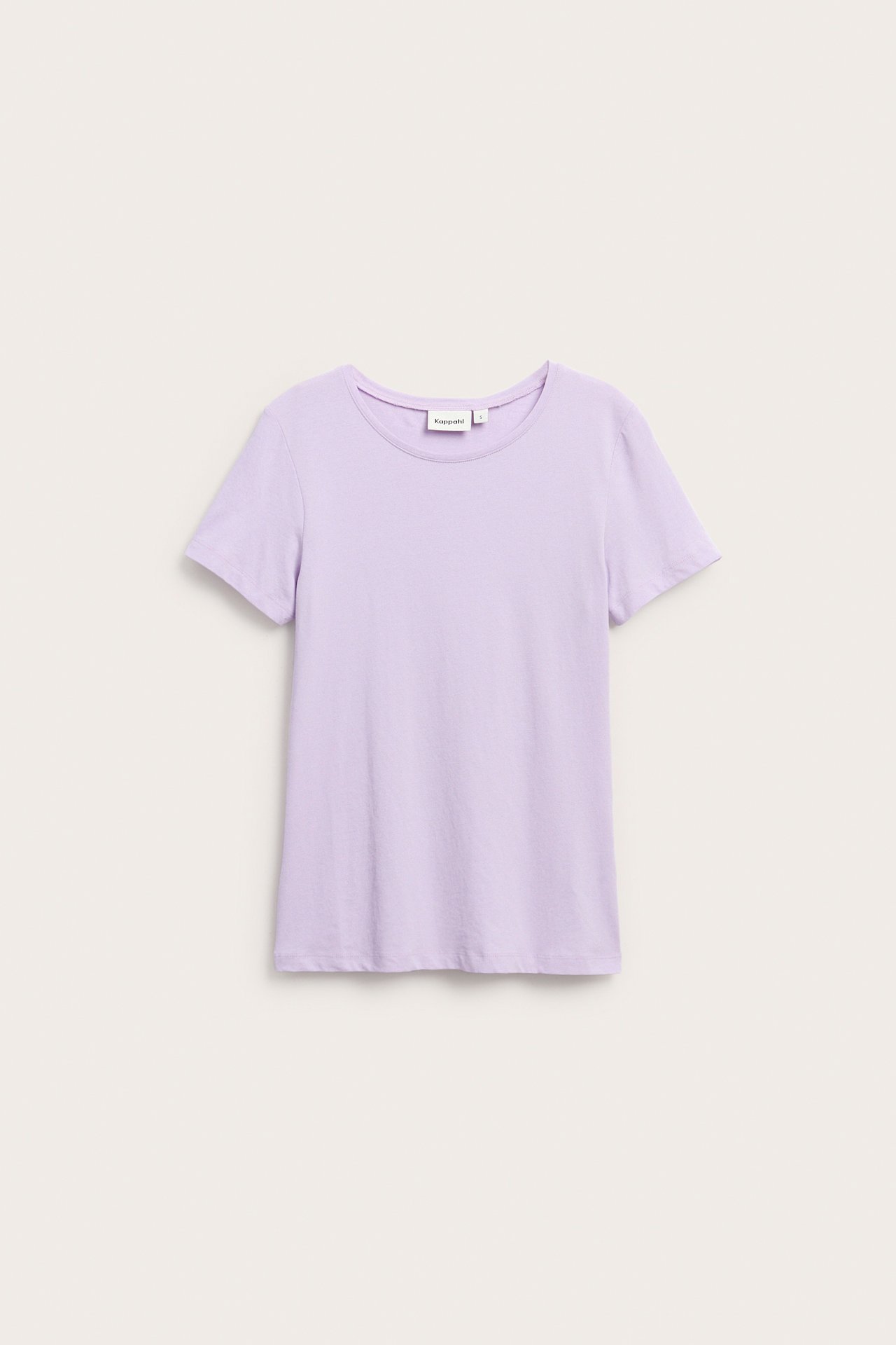 Edestä näkymä vaaleanlila lyhythihaisesta, pyöreäkauluksisesta peruspaidasta puuvillasekoitteesta.