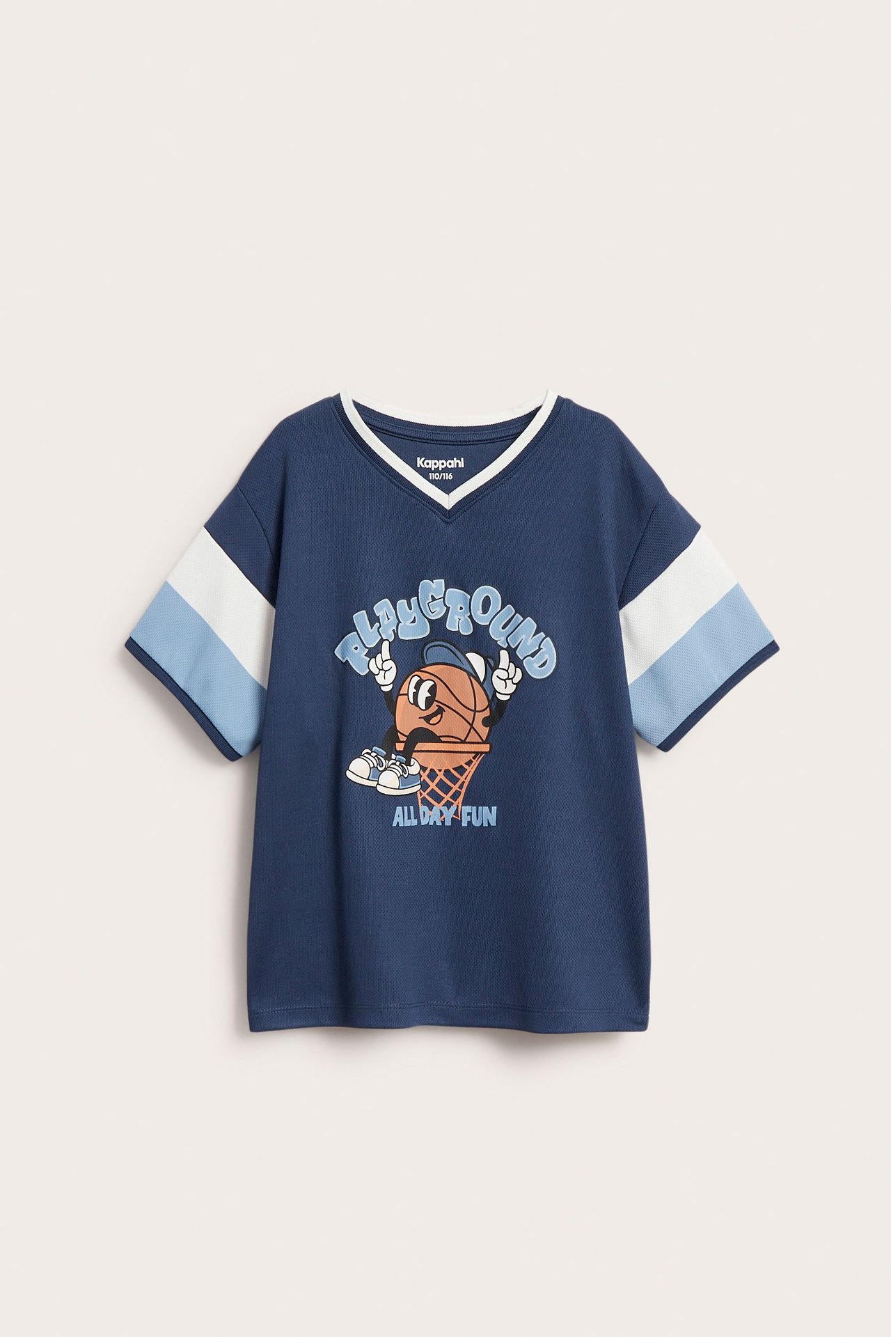 Framsida av barns blåa T-shirt i mesh med V-ringning, randiga ärmar och basketmönster.