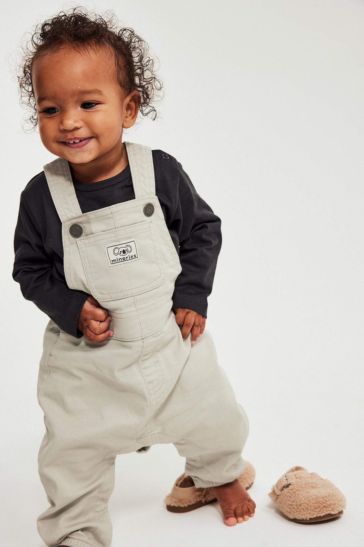 Beige twill-hängselhousut, säädettävät olkaimet, Minories-merkki rinnantaskussa, lapsi poika.