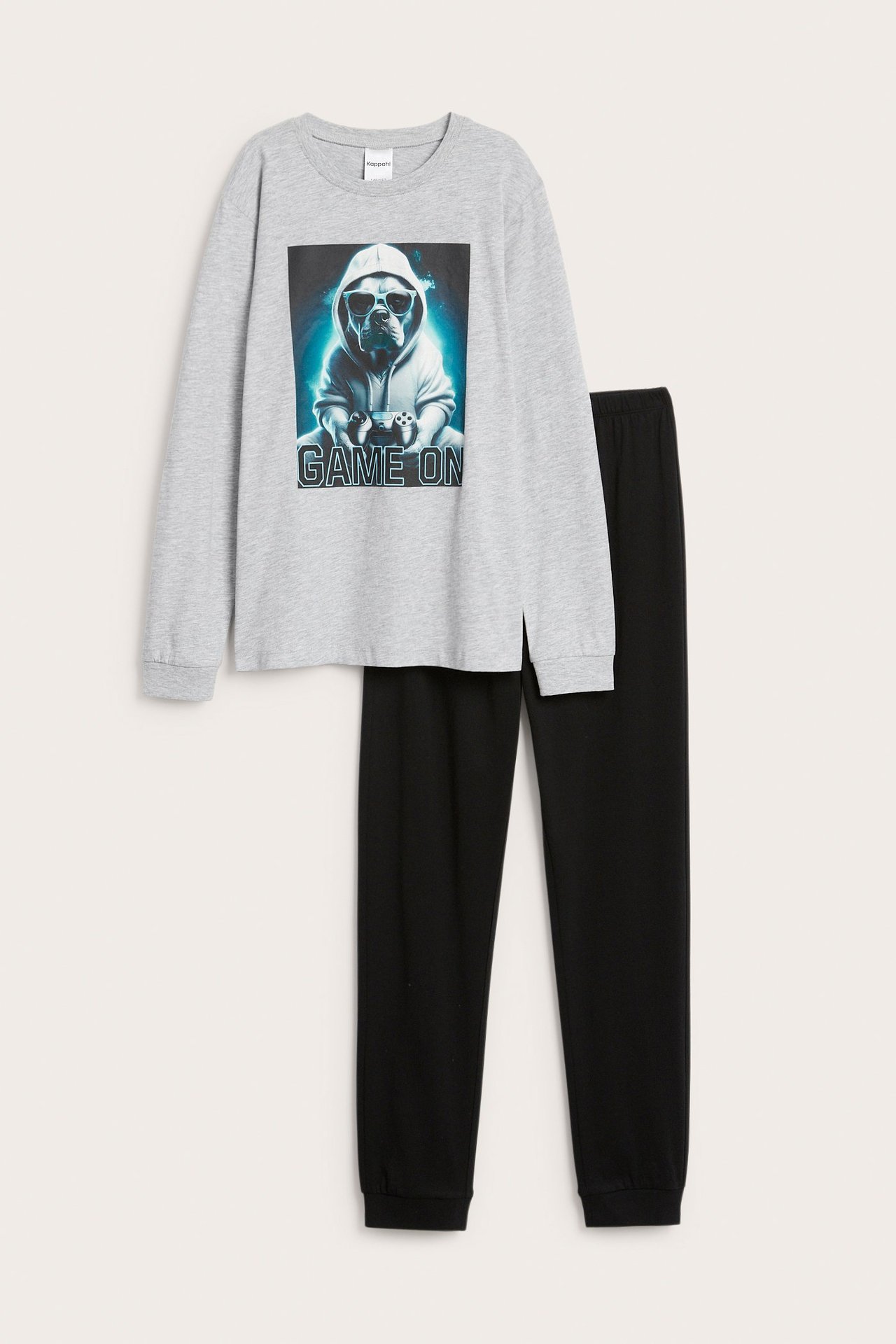 Forfra: Barns lysegrå langermet pyjamatopp med gaminghund-trykk og svarte pyjamasbukser.