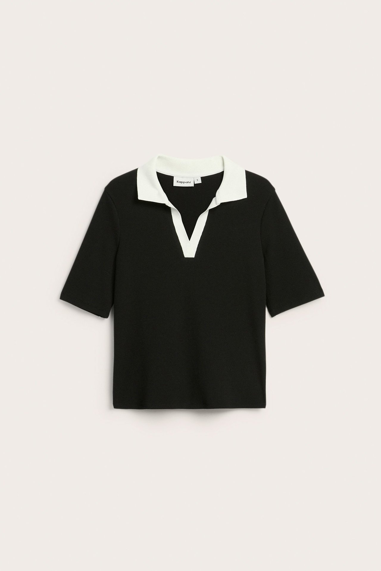 Widok z przodu: czarny damski top z krótkim rękawem, białym kołnierzykiem polo i dekoltem w serek.