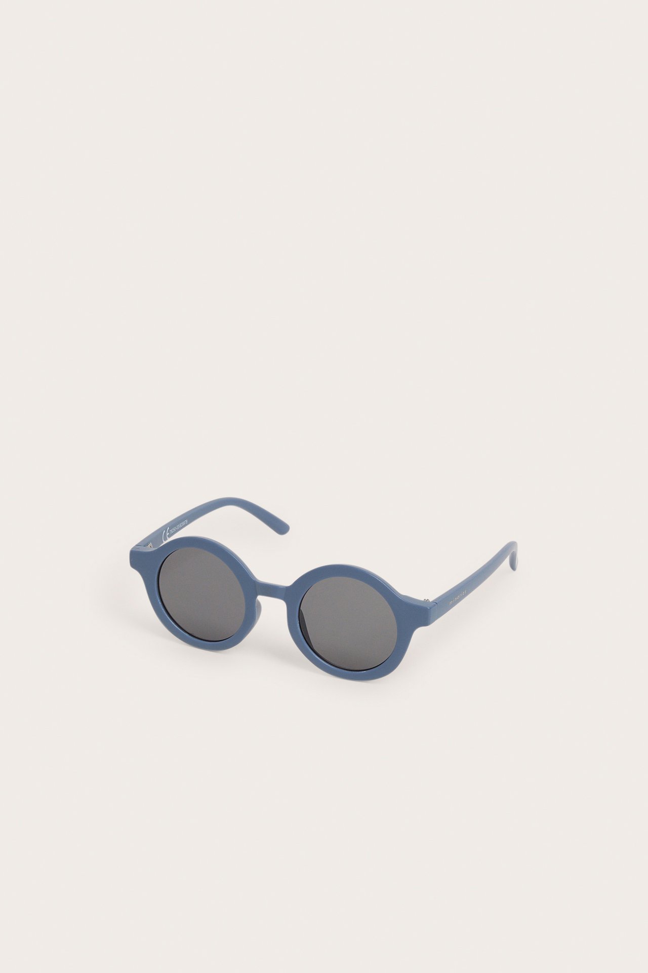 Widok z przodu z góry: niebieskie, okrągłe plastikowe okulary przeciwsłoneczne z ciemnymi soczewkami.